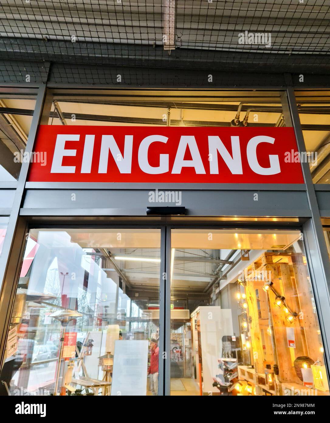 Kiel, Deutschland - 11. Februar 2023: Eingangsbereich eines Bauhaus-DIY-Geschäfts Stockfoto