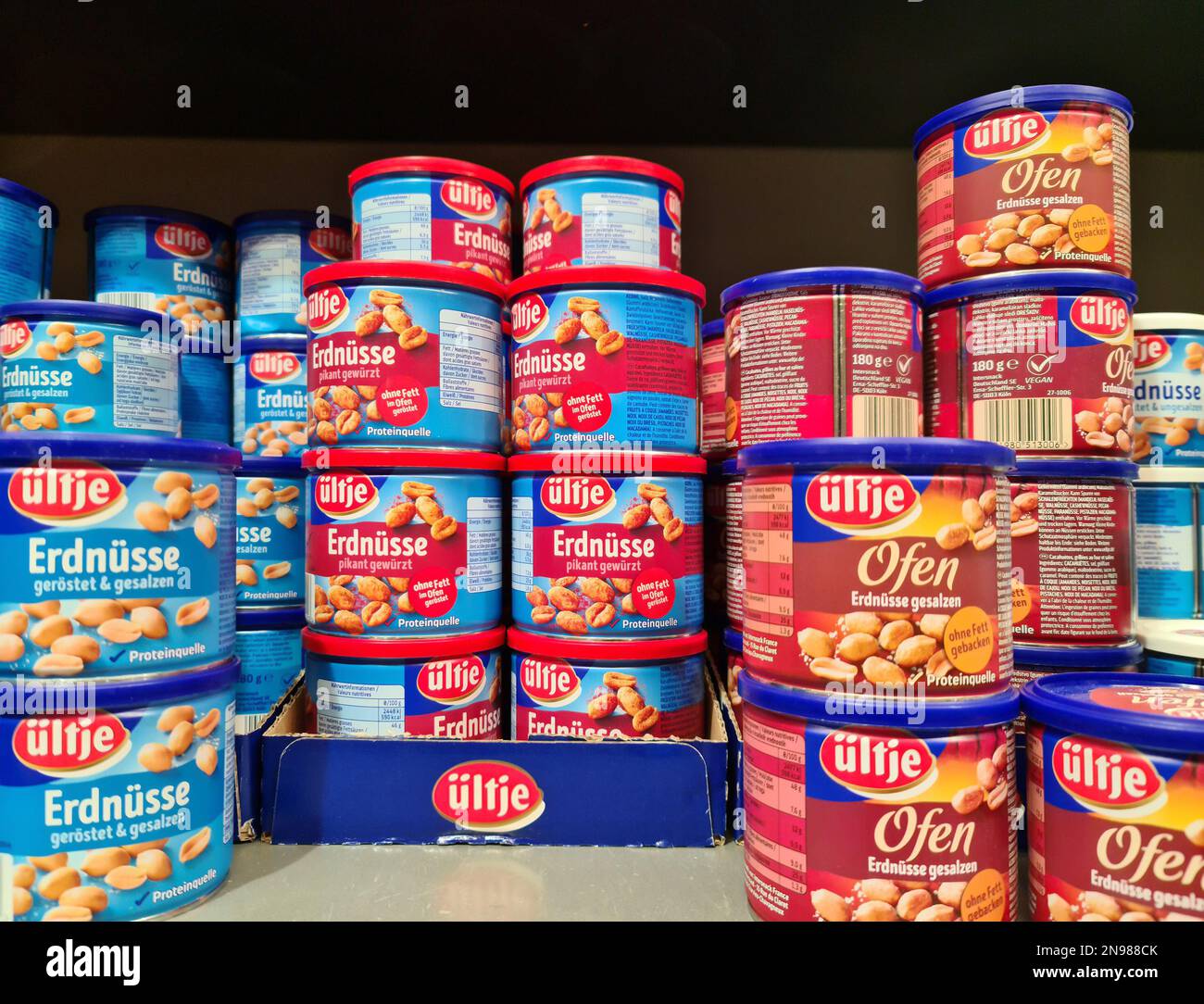 Kiel, Deutschland - 11. Februar 2023: Verschiedene Sorten von Ueltje legen Markenerdnüsse auf ein Regal des Supermarkts. Stockfoto