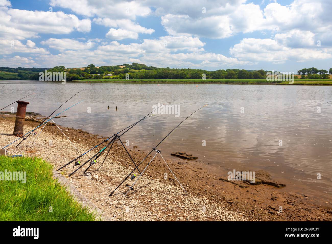 Angelruten auf dem Fluss Tamar am Halton Quay Cornwall England Großbritannien Europa Stockfoto