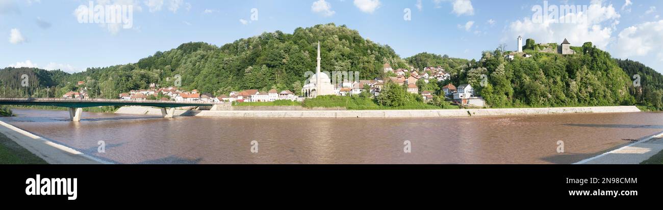 Bosnien und Herzegowina, Maglaj, Kursumlija Moschee in der Altstadt am Ufer des Bosniens. Stockfoto