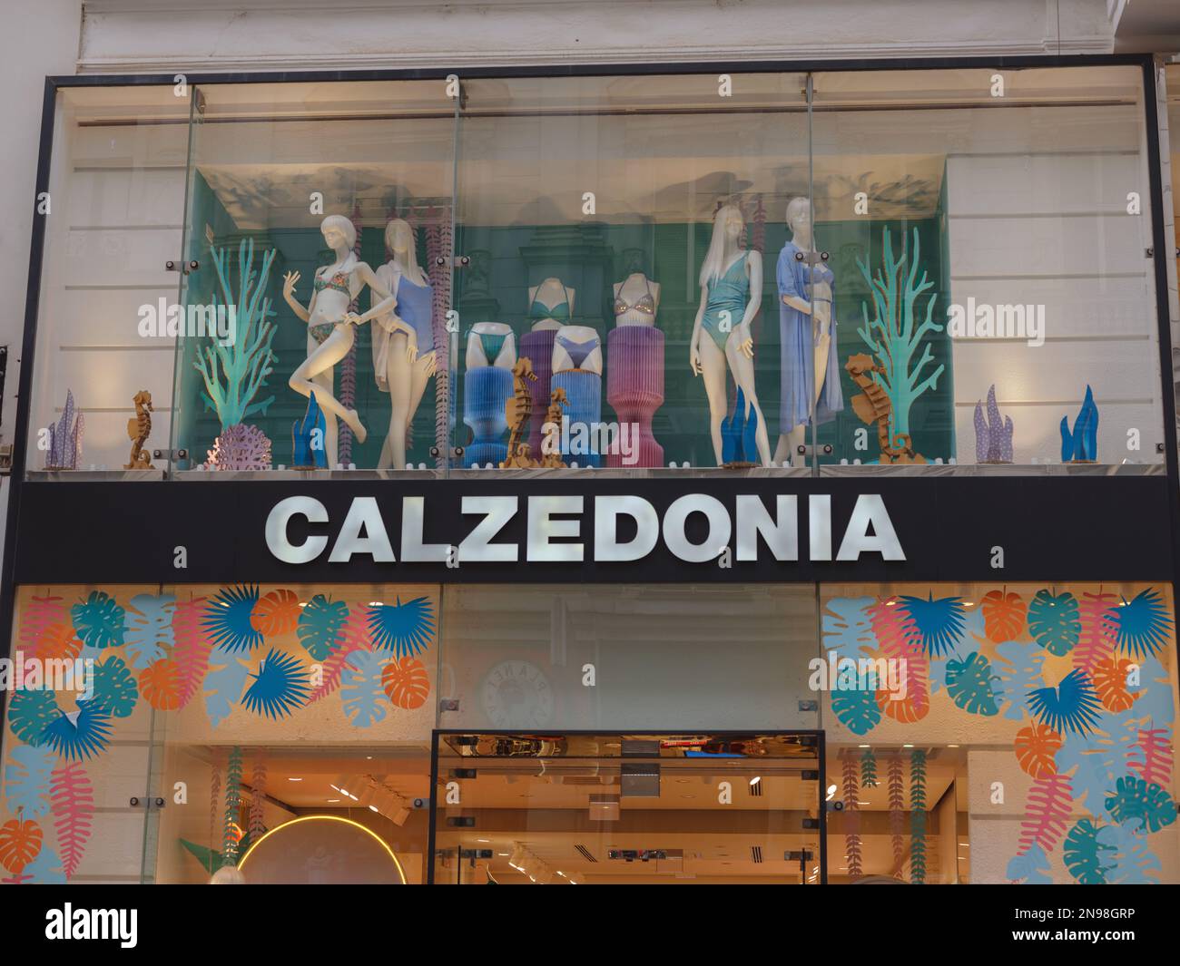 Wien, Österreich - 8. August 2022: Calzedonia Logo im Geschäft. Calzedonia  ist eine italienische Modemarke, die Badeanzüge, Strumpfhosen und Leggings  verkauft Stockfotografie - Alamy