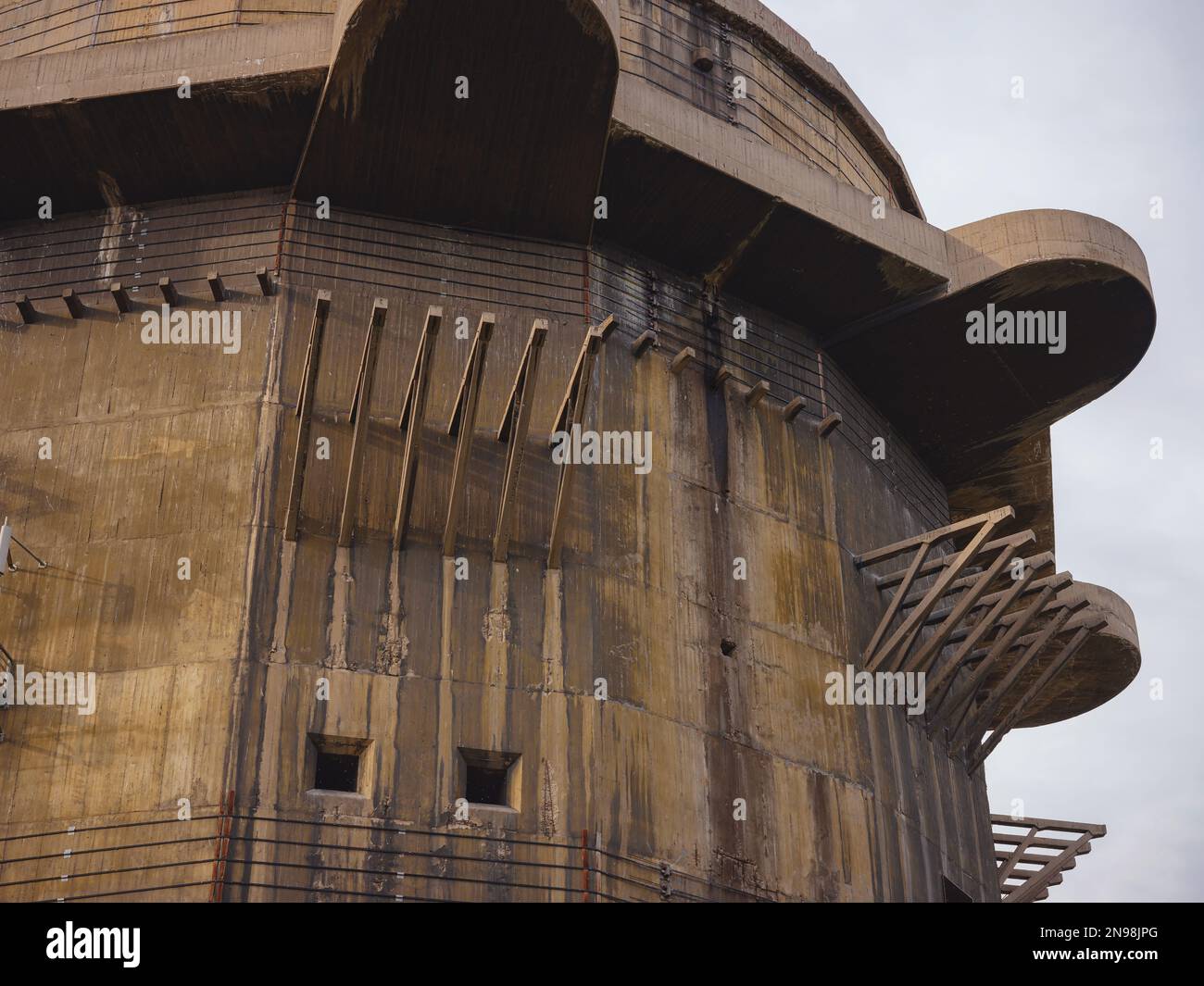 Der Flugabwehrturm der Luftwaffe in Wien ist ein großes Betonblockhaus am Boden, das mit Luftabwehr ausgerüstet ist und von der Luftwaffe während des Zweiten Weltkriegs durch Bombardierungen der Anti-Hitler-Koalition genutzt wurde. Stockfoto