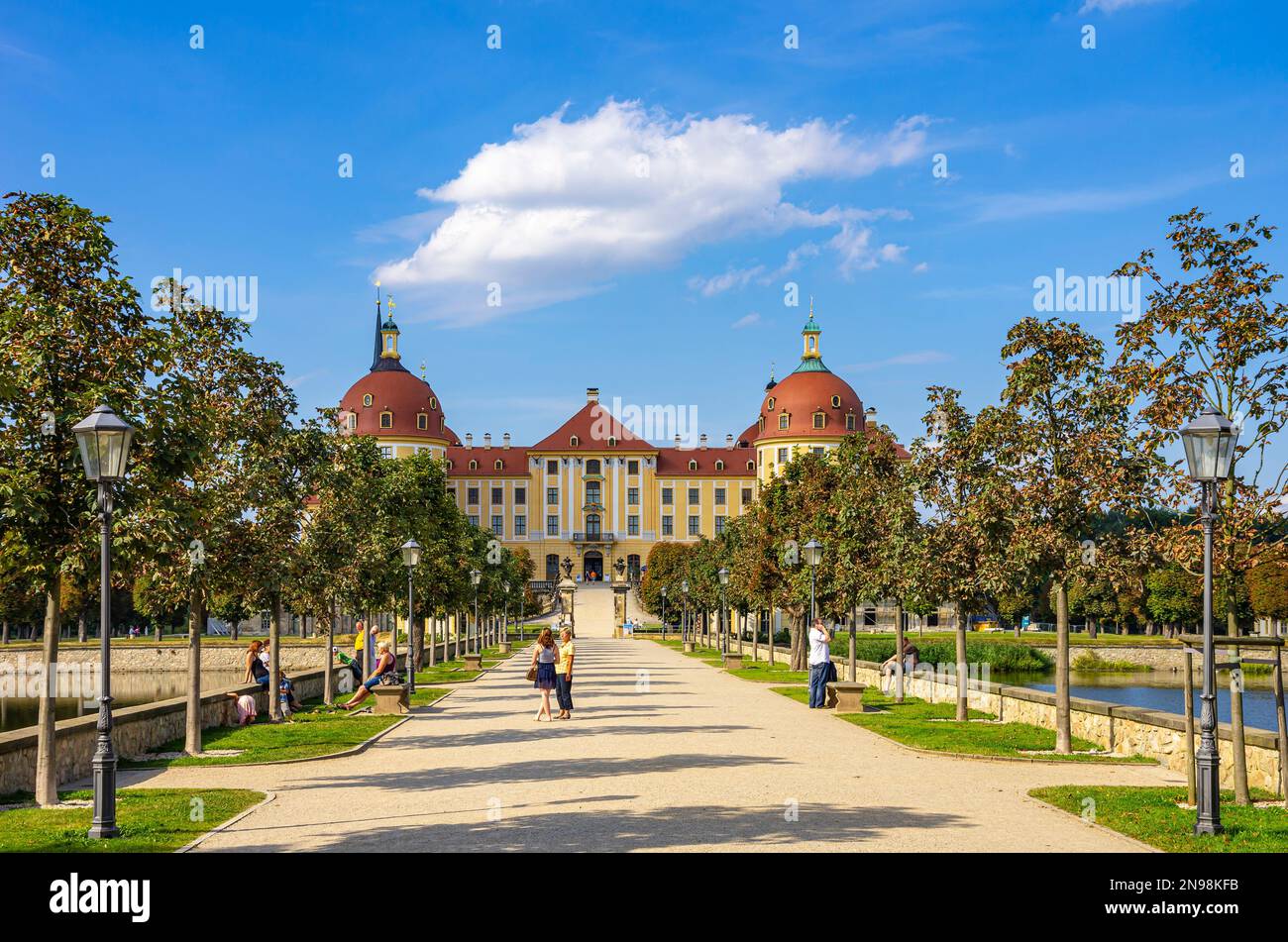 Schloss Moritzburg in der Nähe von Dresden, Sachsen, Deutschland, Europa, Blick vom Süden und typische Touristenlage auf der Hauptstraße. Stockfoto