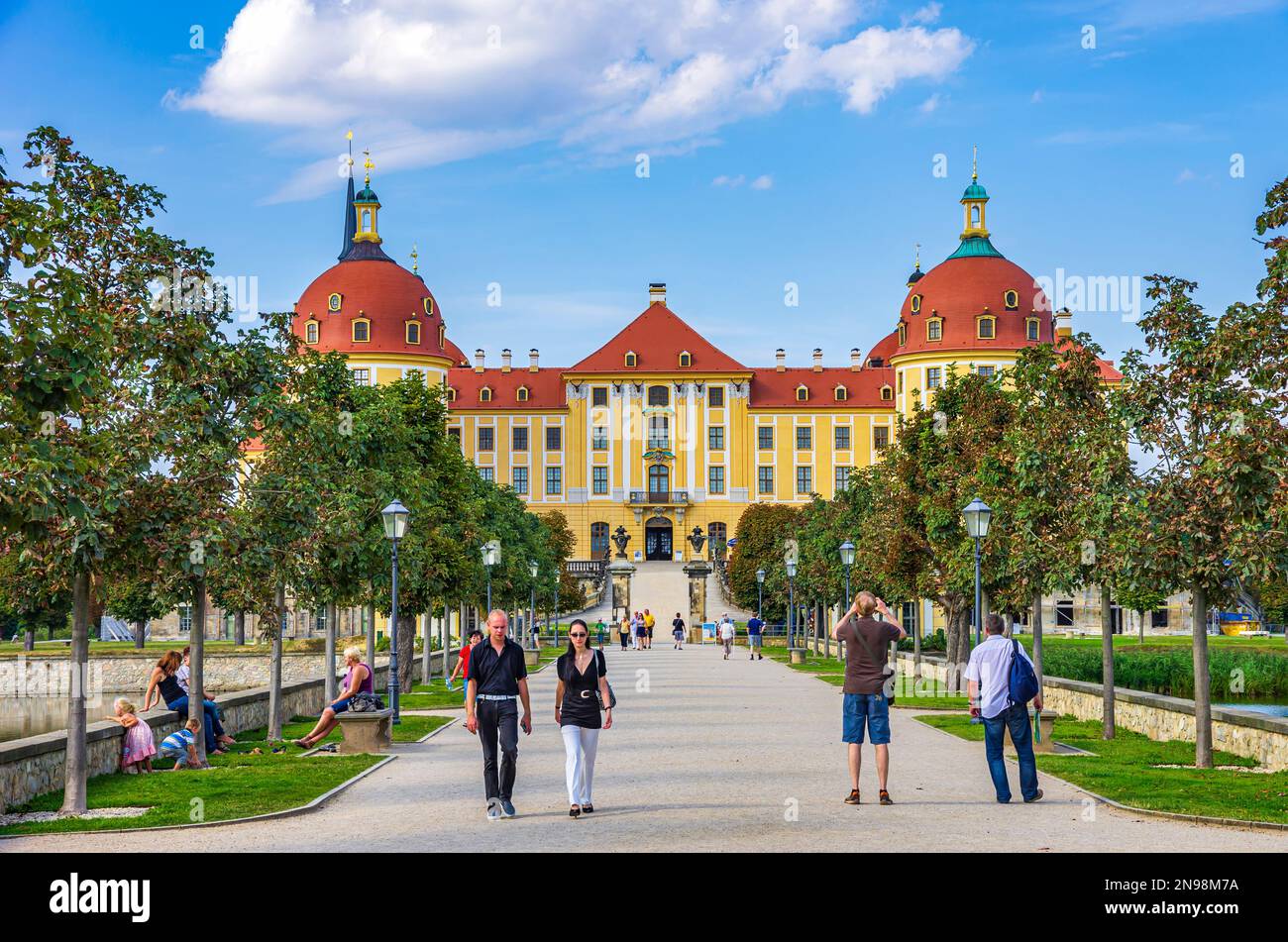 Schloss Moritzburg in der Nähe von Dresden, Sachsen, Deutschland, Europa, Blick vom Süden und typische Touristenlage auf der Hauptstraße. Stockfoto
