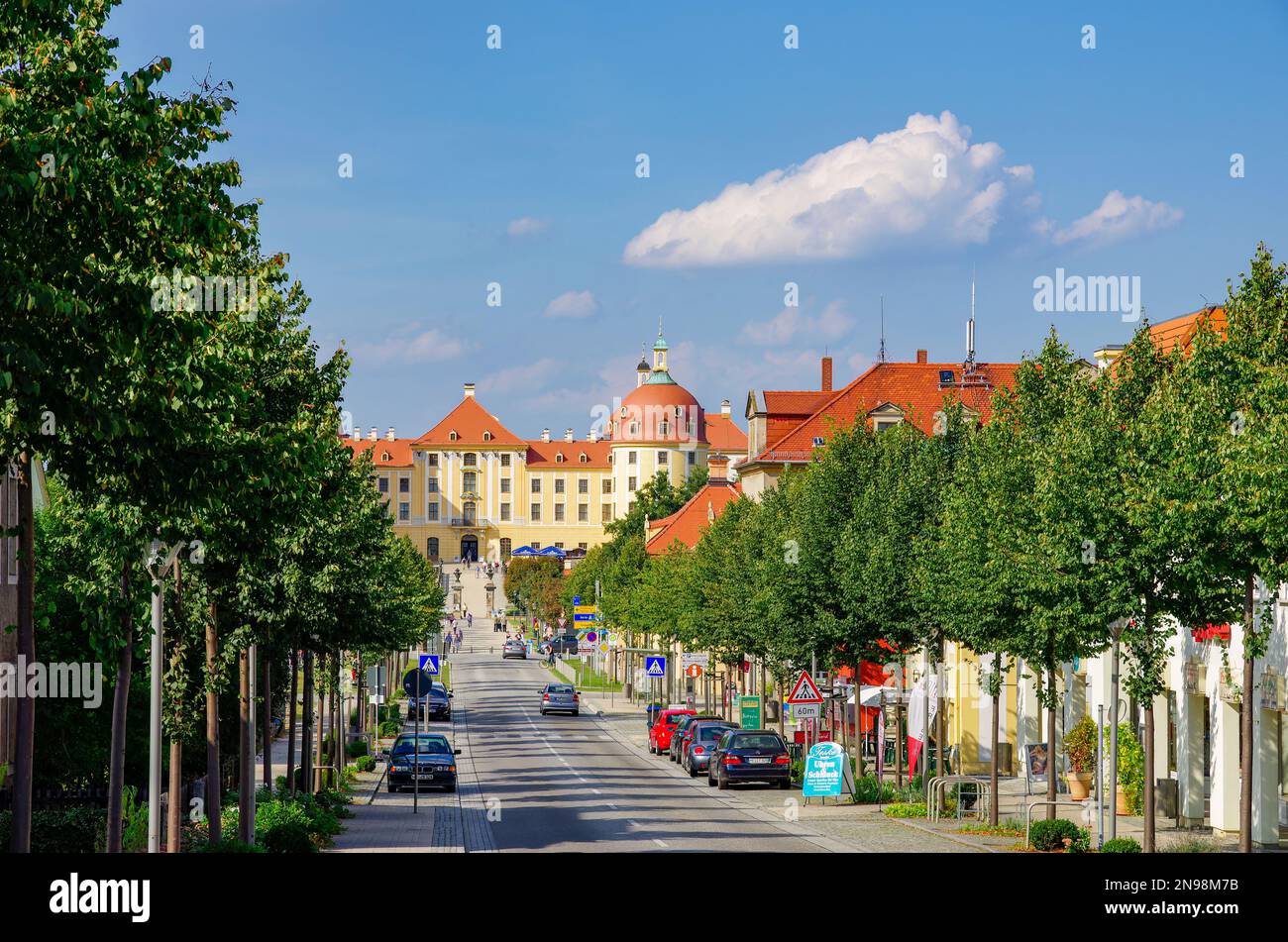 Schloss Moritzburg in der Nähe von Dresden, Sachsen, Deutschland, Europa, Blick von Süden und typische Verkehrslage an der Hauptzufahrtsstraße. Stockfoto