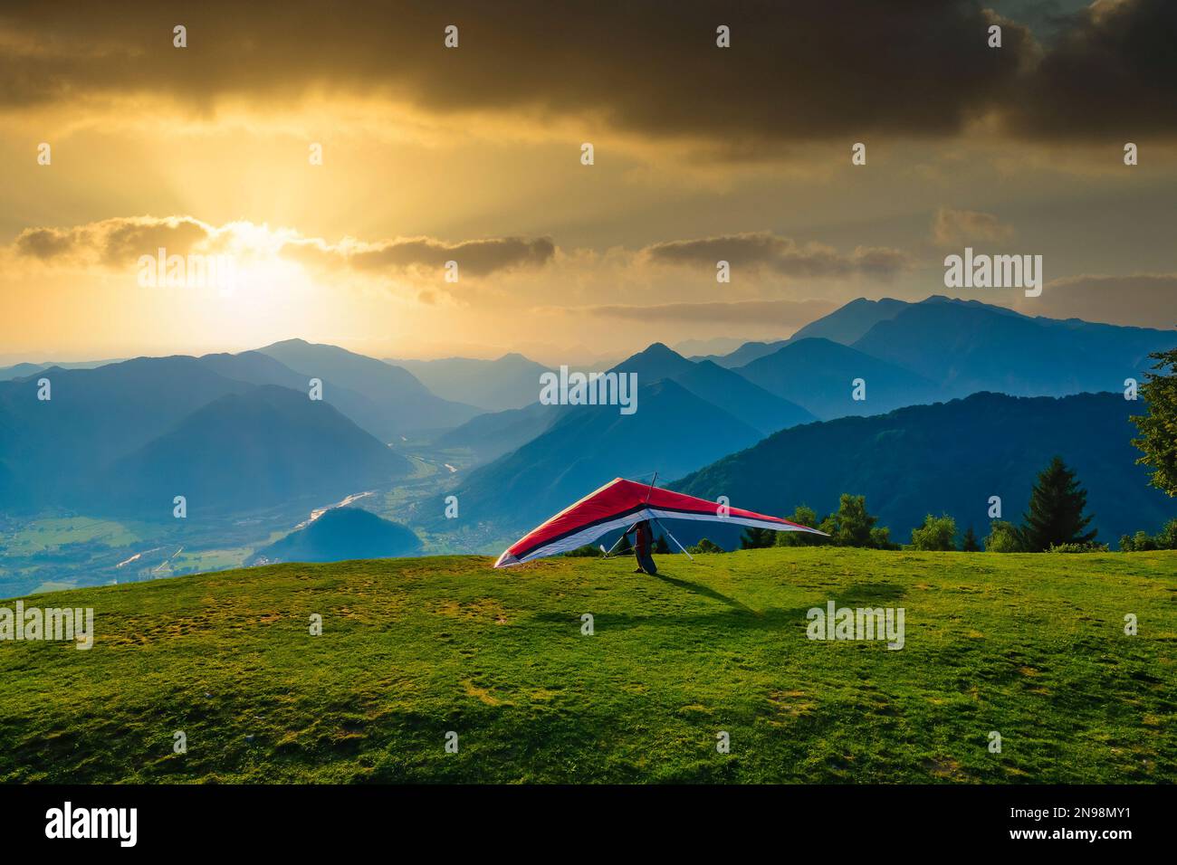 Drachenflieger bereit zum Abflug im herrlichen Soca-Tal in Slowenien. Kobala Startpunkt in der Nähe von Tolmin. Beliebtes Reiseziel und Outdoo in Europa Stockfoto
