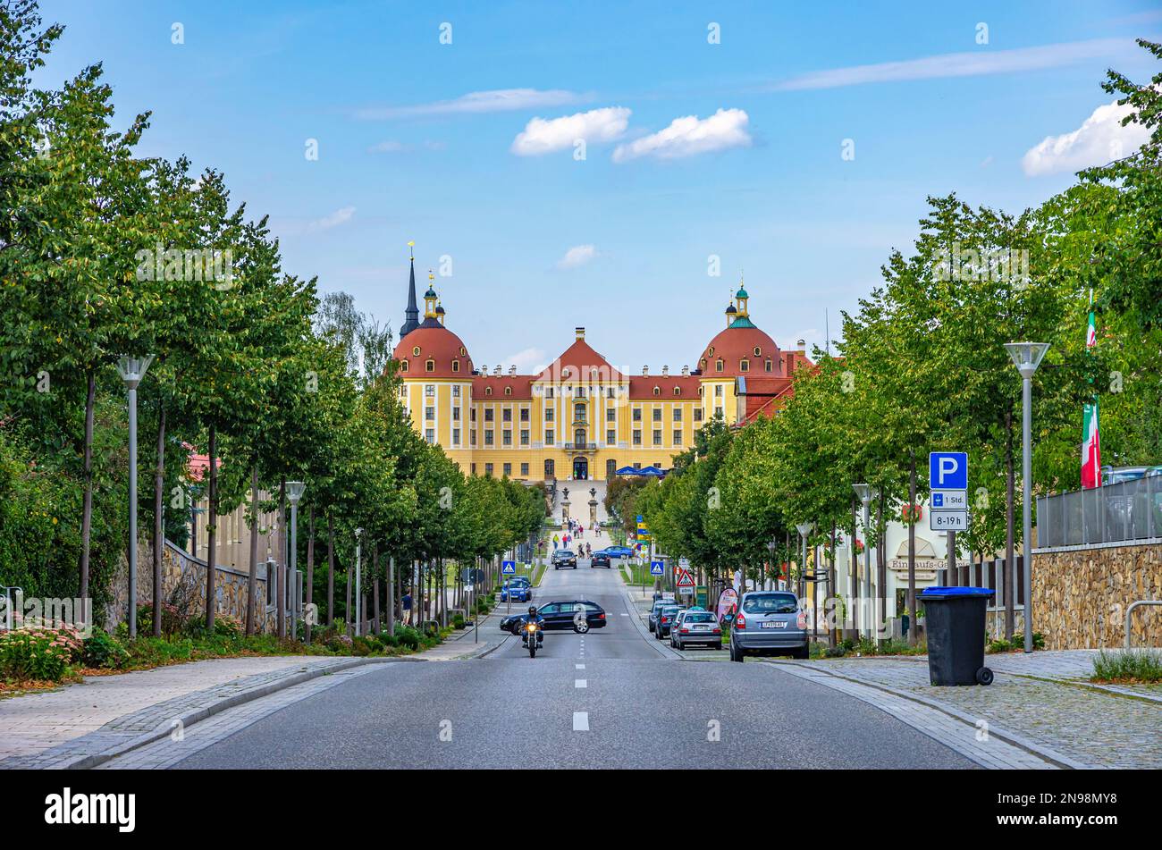 Schloss Moritzburg in der Nähe von Dresden, Sachsen, Deutschland, Europa, Blick von Süden und typische Verkehrslage an der Hauptzufahrtsstraße. Stockfoto
