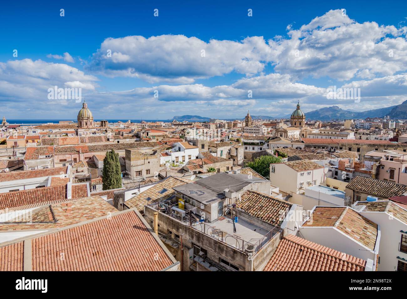 Skyline der Stadt Palermo von den Dächern aus gesehen, Sizilien Stockfoto