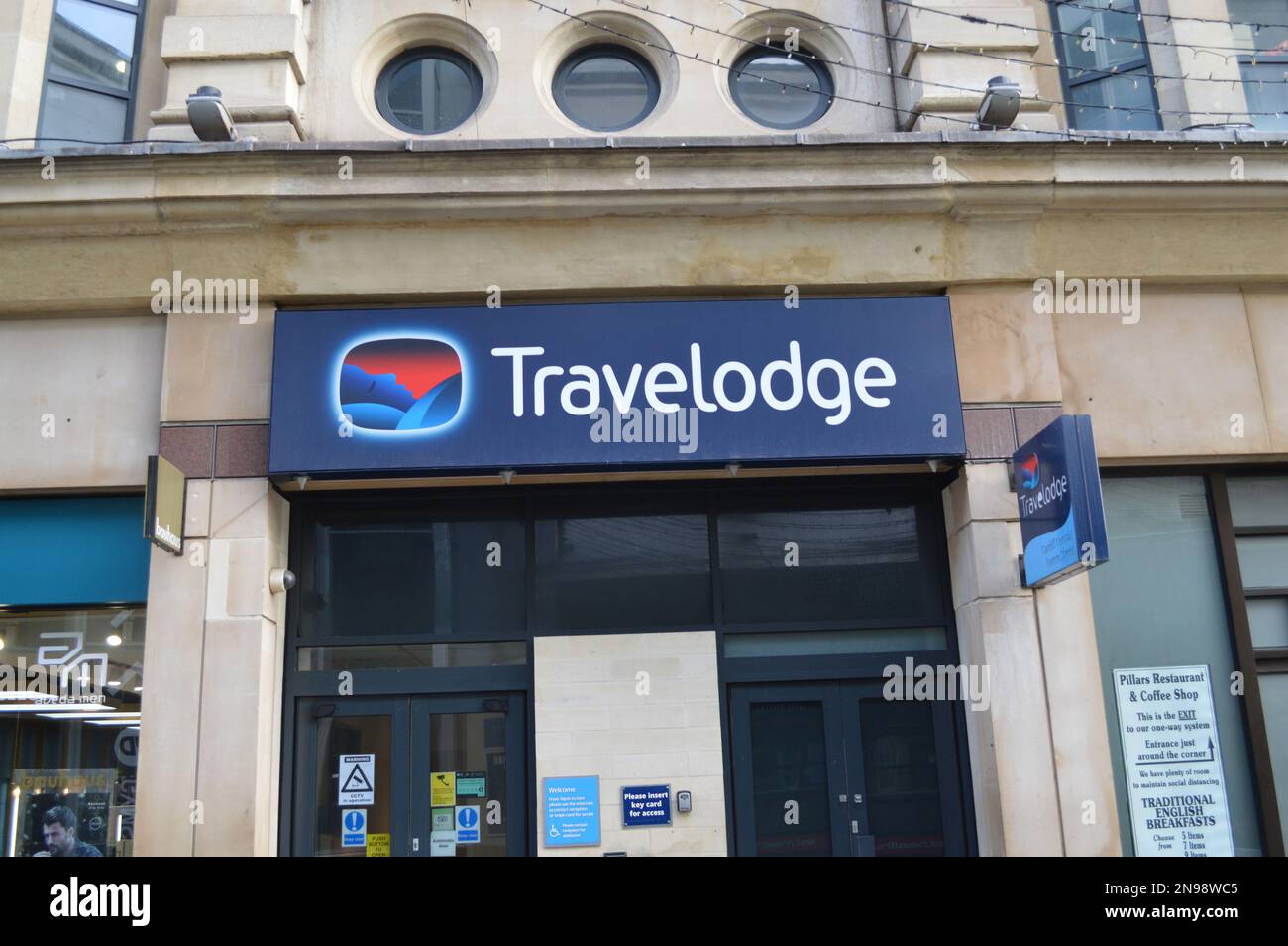 31. Januar 2023, Cardiff, Wales, Vereinigtes Königreich. Travelodge Hotel in der Queen Street, Stockfoto
