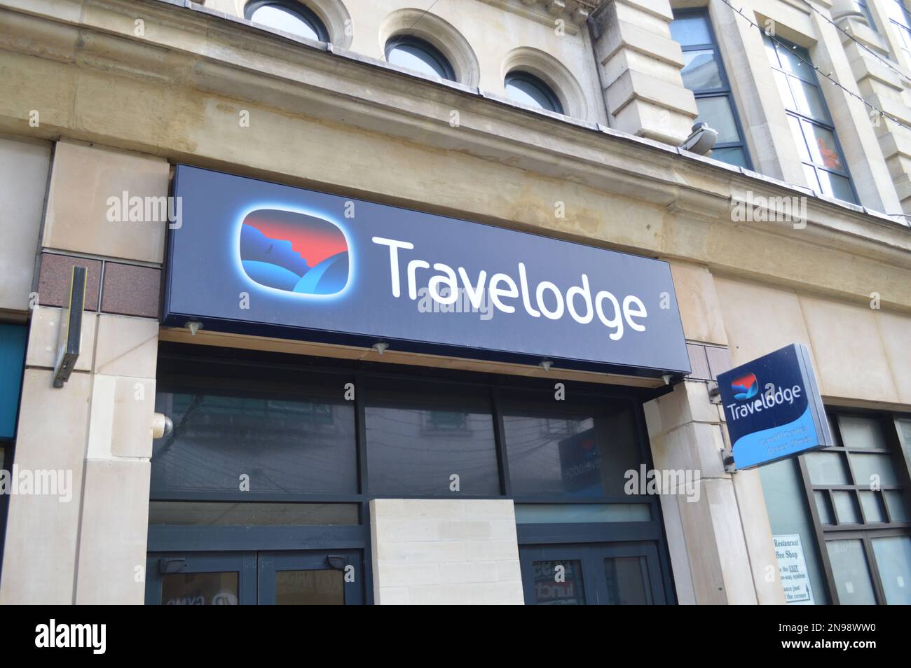 31. Januar 2023, Cardiff, Wales, Vereinigtes Königreich. Travelodge Hotel in der Queen Street, Stockfoto