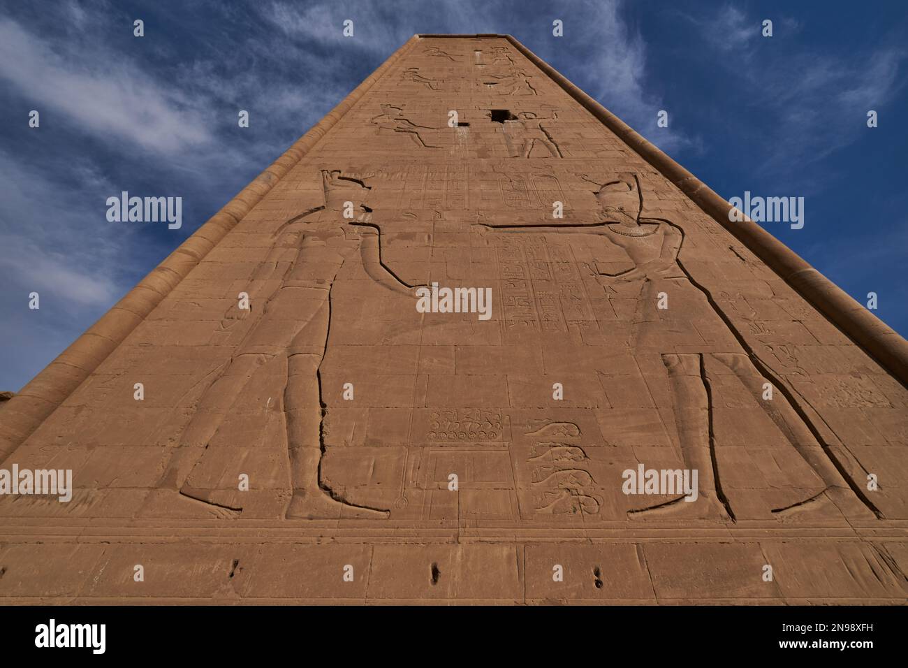 Edfu Tempel, Edfu, Ägypten erster Pylon am Haupteingang Nahaufnahme bei Tageslicht Stockfoto