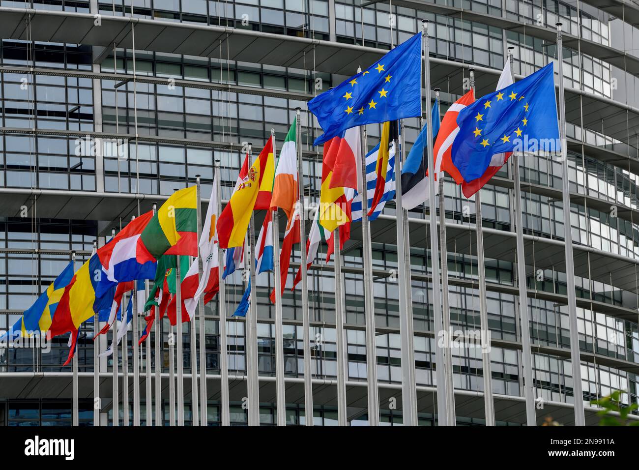 Europäische Flaggen im Wind vor dem Europäischen Parlament, Louise-Weiss-Gebäude, Straßburg, Departement Bas-Rhin, Elsass, Frankreich Stockfoto