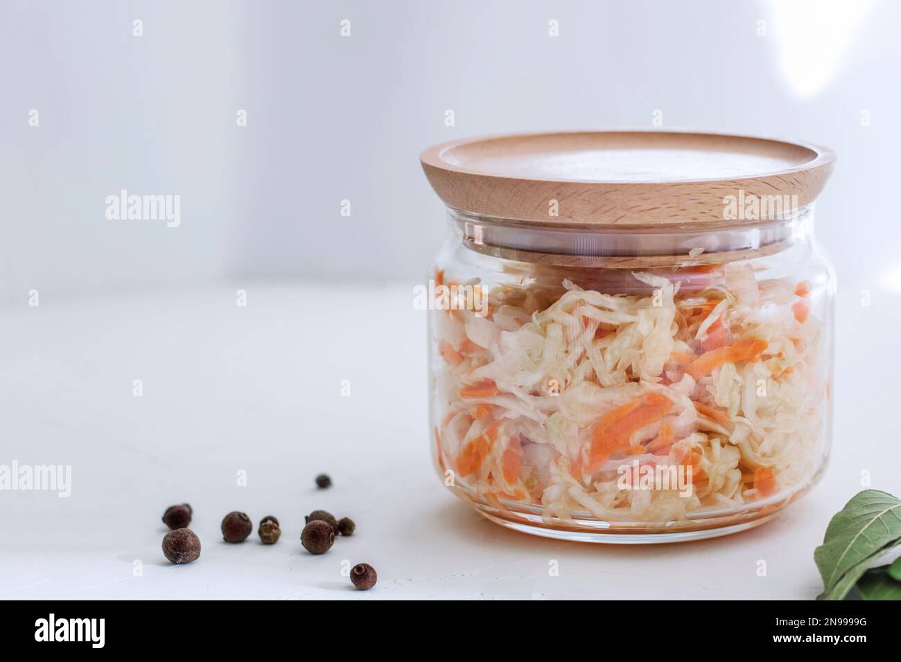 Sauerkraut im Glasbecher. Hausgemachtes Sauerkraut mit Karotte. Fermentiertes Futter. Natürliches Probiotikum. Hausgemachtes Kraut. Platz für Text kopieren Stockfoto