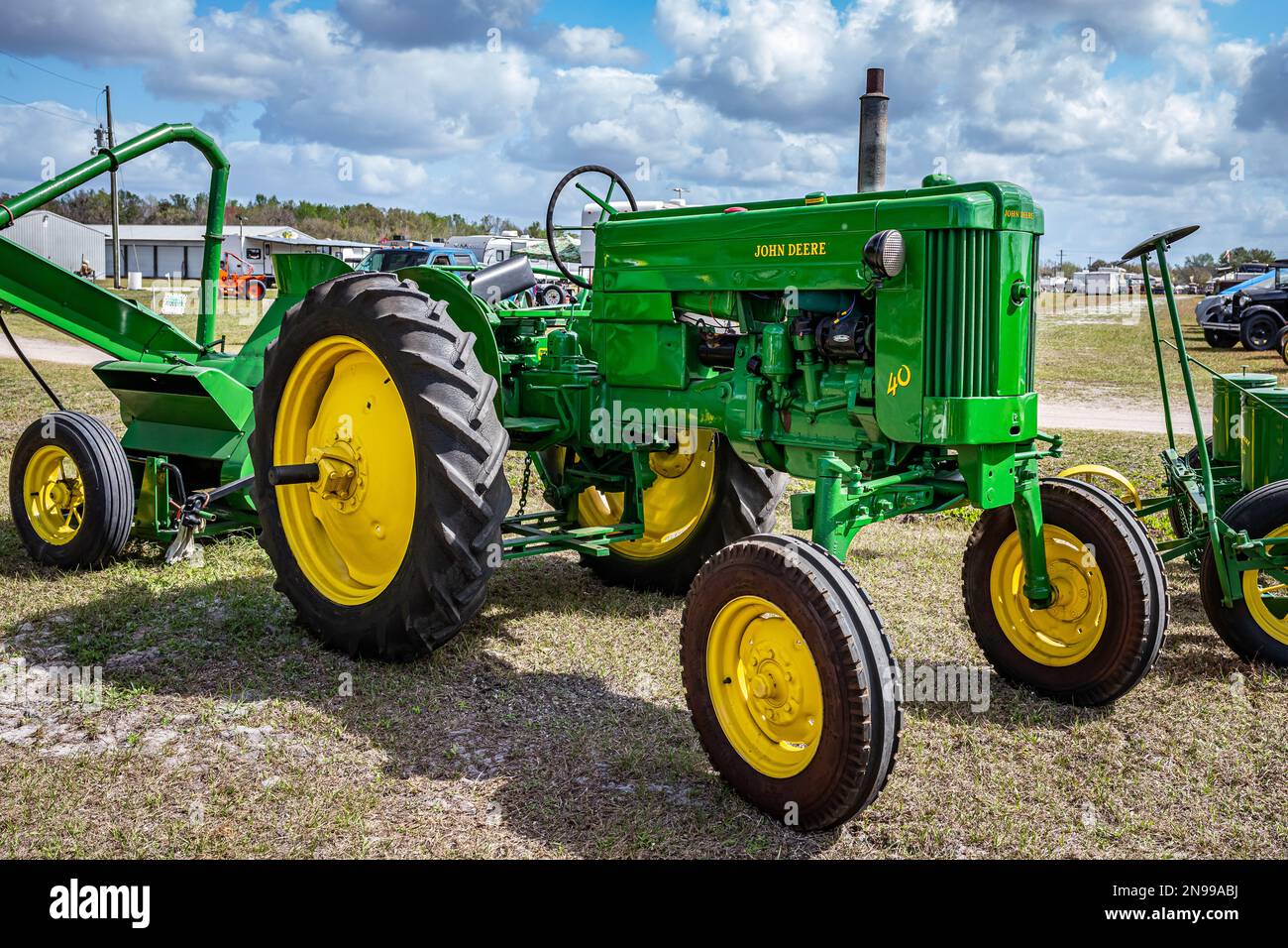 Fort Meade, Florida - 22. Februar 2022: Perspektivische Vorderkantenansicht eines John Deere Model 40 High Crop Tractors aus dem Jahr 1953 auf einer lokalen Traktormesse. Stockfoto