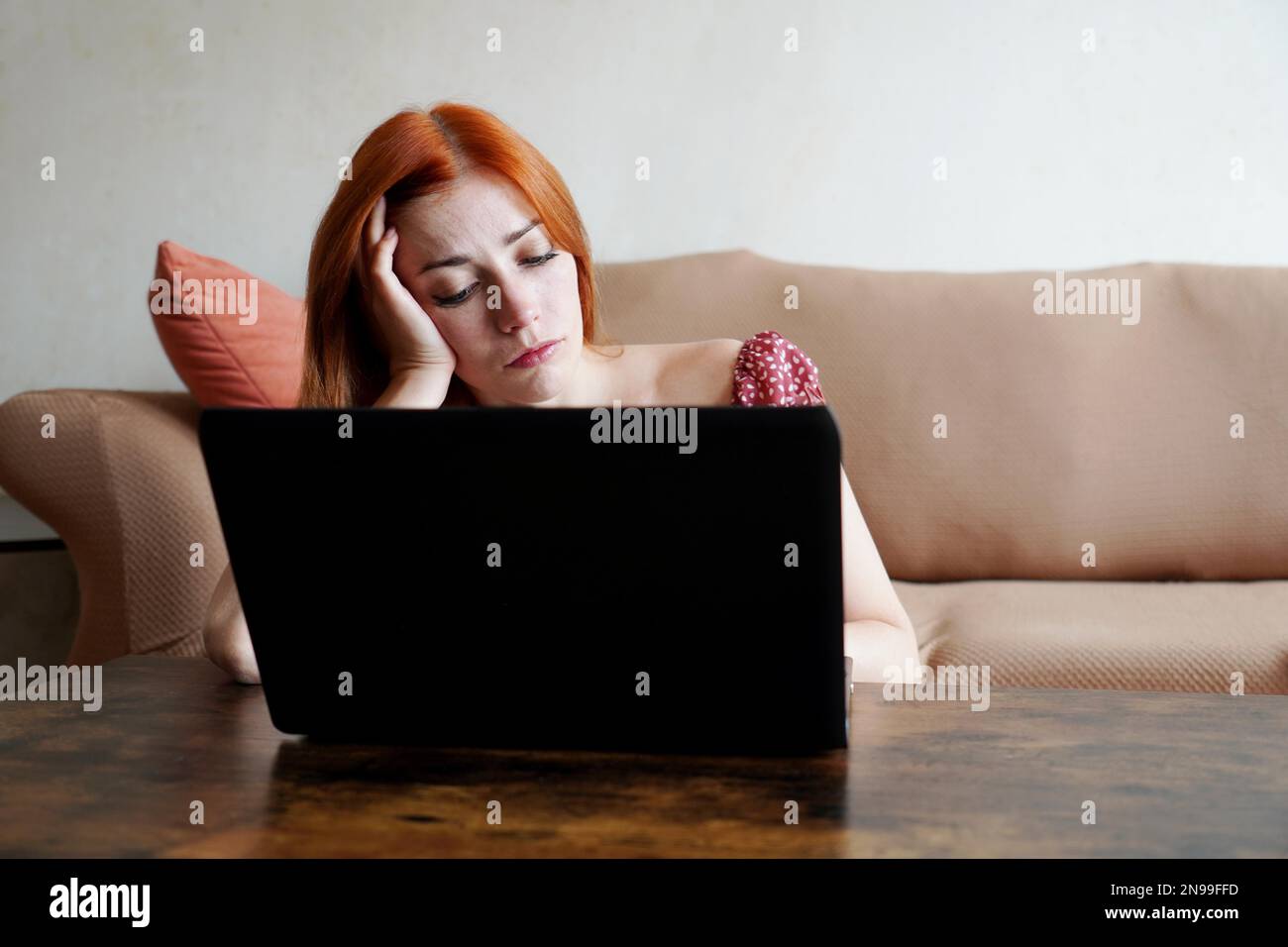 Traurige einsame depressiv mit Laptop-Computer während der Arbeit von zu Hause aus während der Quarantäne Stockfoto
