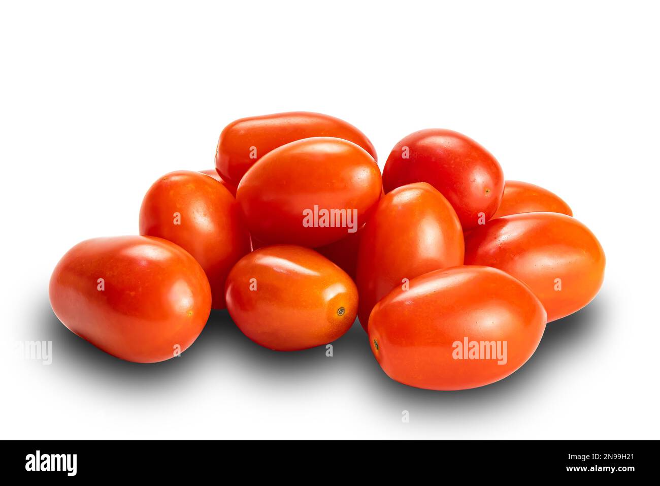 Seitlicher Stapel ovaler reifer Pflaumentomaten (lycopersicon esculentum), isoliert auf weißem Hintergrund mit Schnittpfad. Tomaten oder Solanum Stockfoto