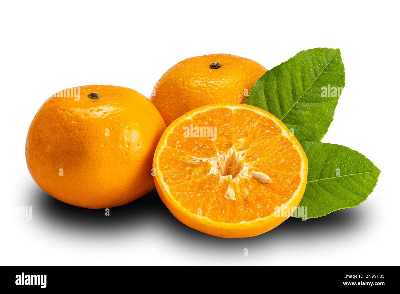 Seitenansicht von Mandarinorange ganz und halb mit Blättern auf weißem Hintergrund und Beschneidungspfad. Mandarinen-Orangen (Citrus reticulata) oder sind die Stockfoto