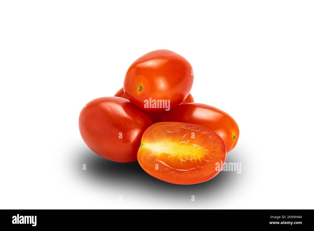 Seitlicher Stapel ganzer und halber Pflaumentomaten (lycopersicon esculentum) auf weißem Hintergrund mit Schnittpfad. Tomaten oder Solanum lycopersicum Stockfoto