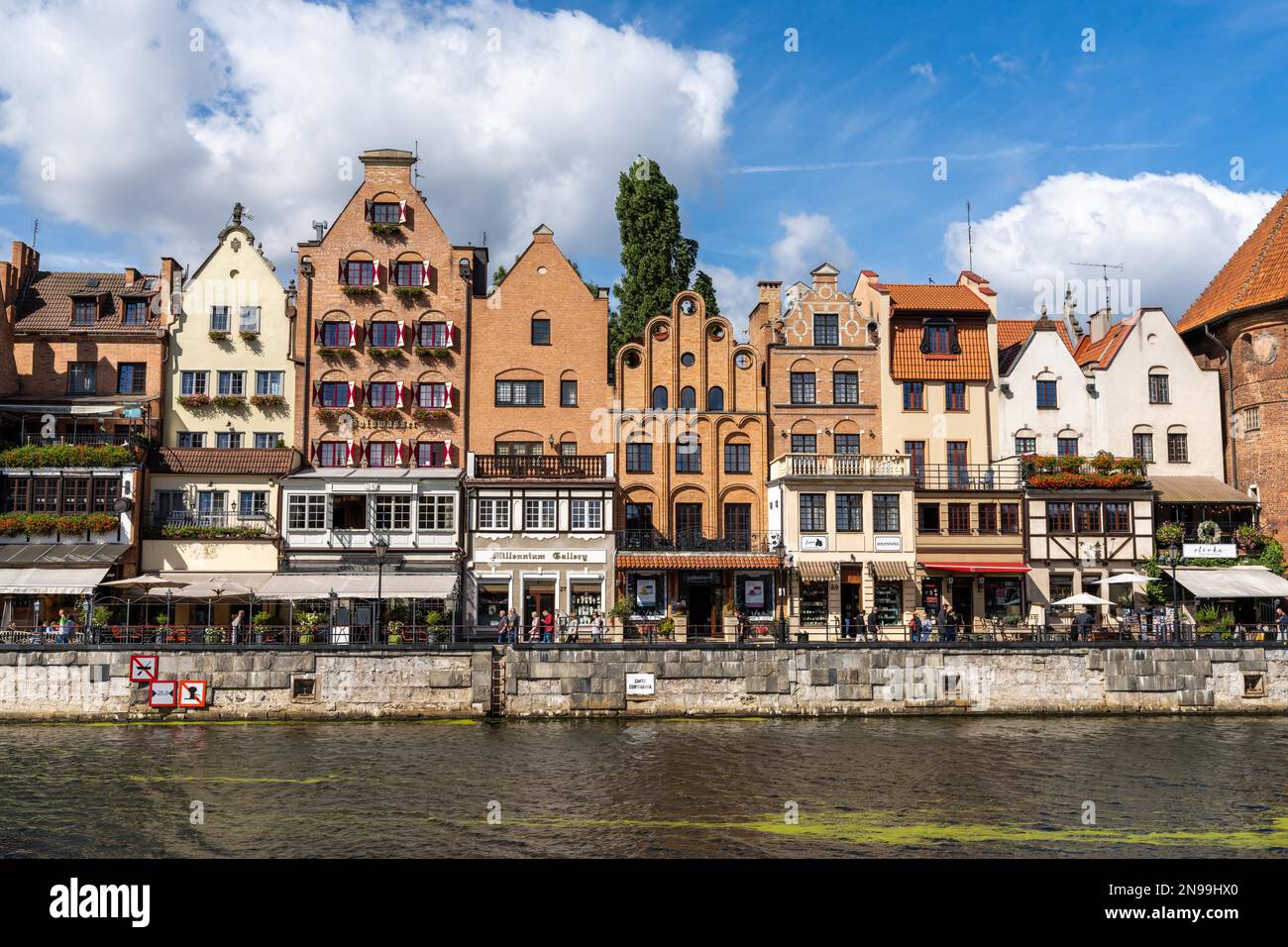 "Danzig, Polen, 2. September 2021: Blick auf das historische Stadtzentrum von Danzig auf der Motlawa CanalDanzig, Polen, 2. September 2021: ", GR Stockfoto