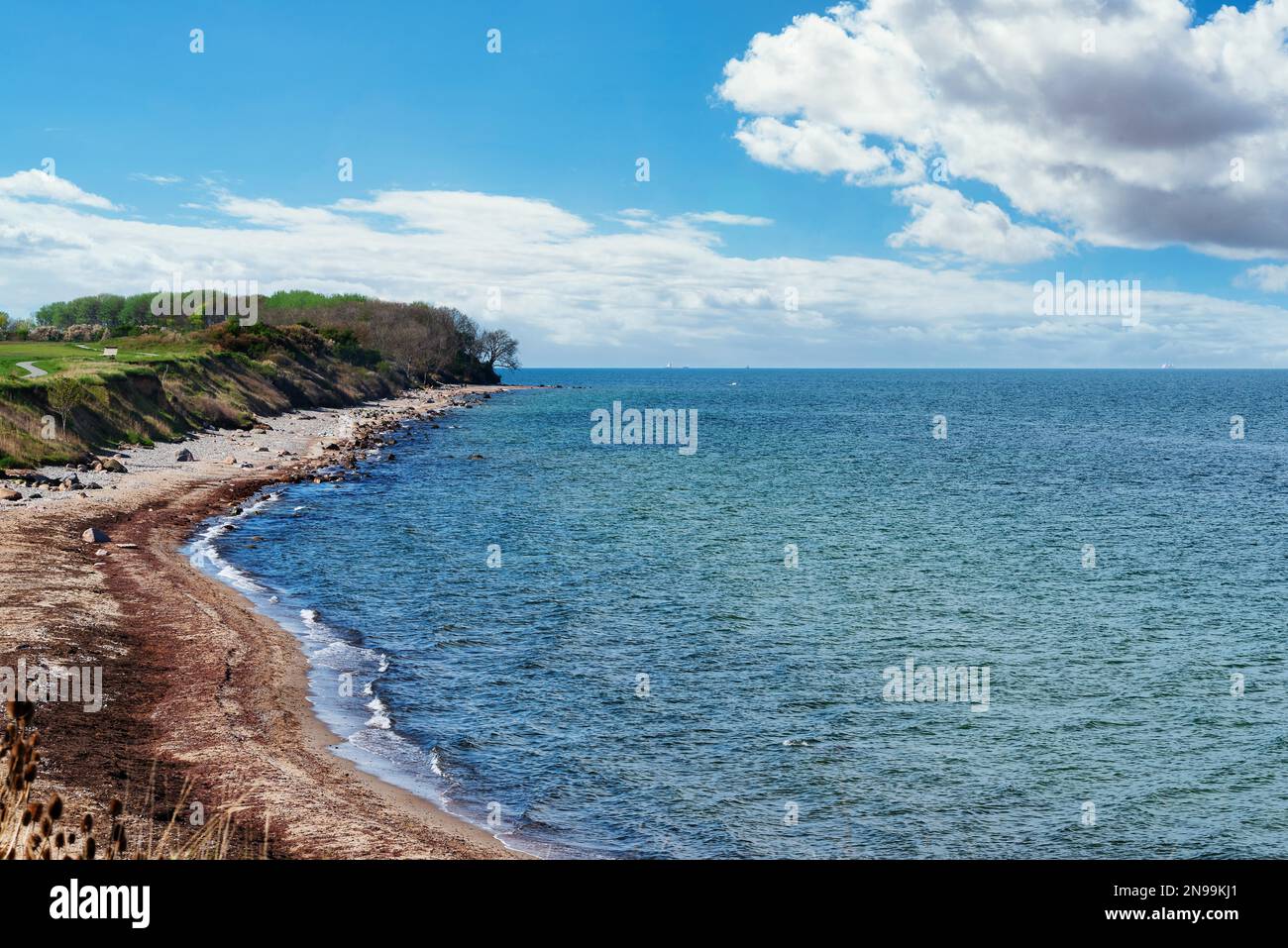 Küste und ostsee auf der deutschen Insel Fehmarn Sonniger Tag im Frühling Stockfoto