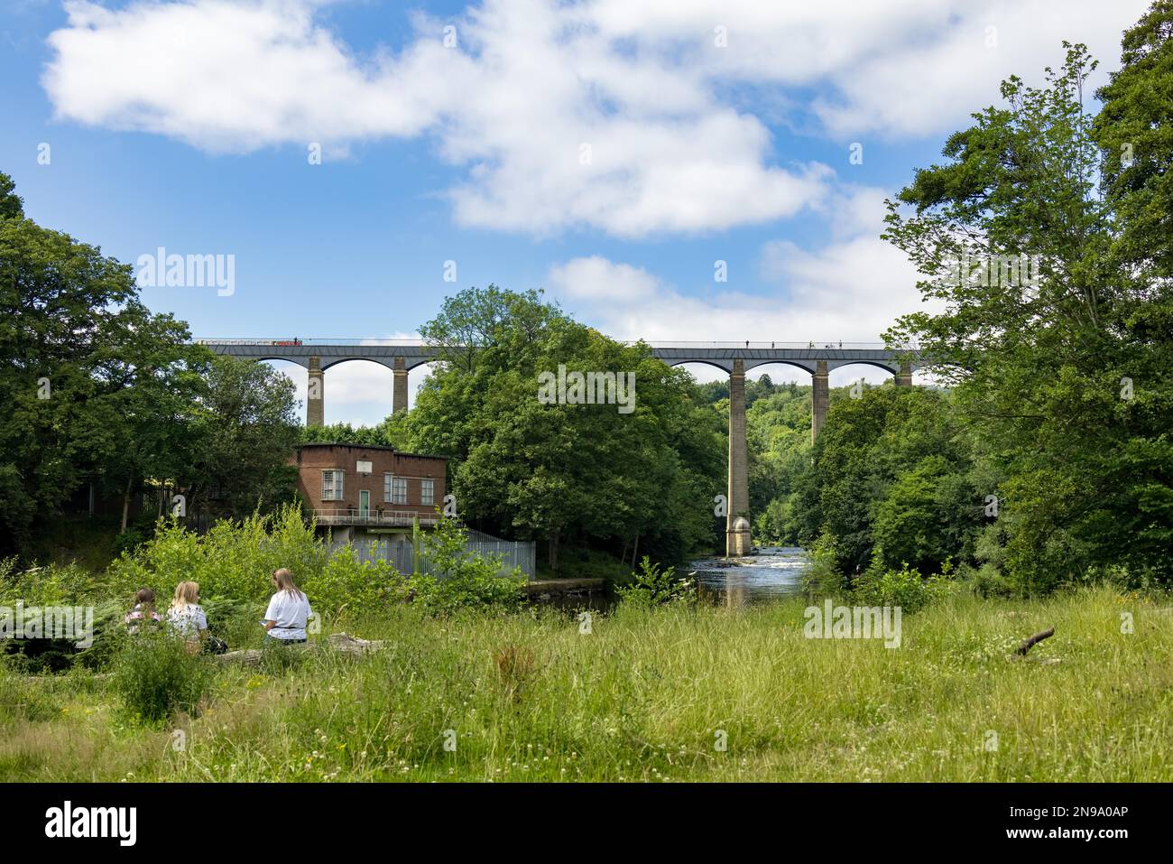 FRONCYSYLLLTE, WREXHAM, WALES - JULI 15 : am 15. Juli 2021 ruhende Menschen in der Nähe von Pontcysyllte Aqueduct, Froncysyllte, Wrexham, Wales, UK. Drei Stockfoto