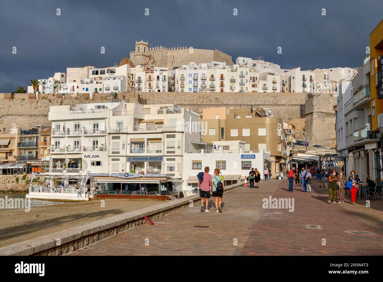 Touristen auf der Promenade, im Hintergrund Altstadt, Peniscola, Provinz Castellon, Costa del Azahar, Region Valencia, Spanien Stockfoto