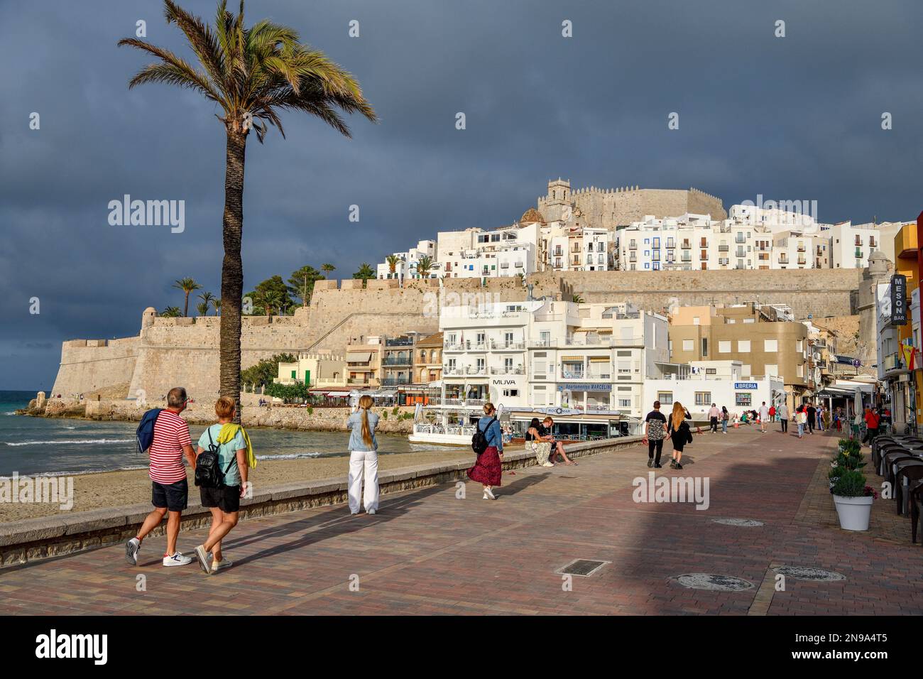 Touristen auf der Promenade, im Hintergrund Altstadt, Peniscola, Provinz Castellon, Costa del Azahar, Region Valencia, Spanien Stockfoto
