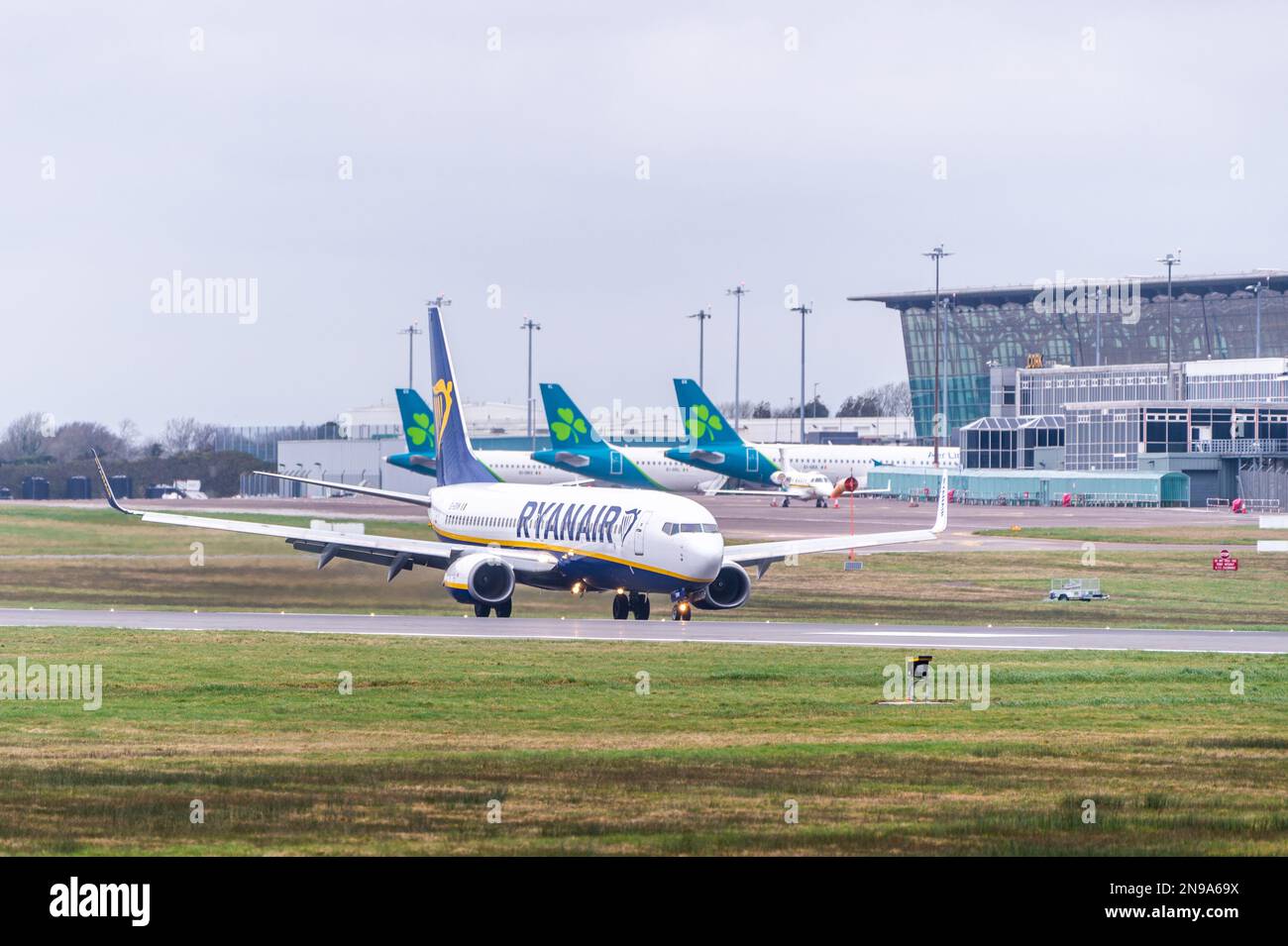 Cork, Irland. 12. Februar 2023. Ryanair Flug FR7722 von London Gatwick landet am Flughafen Cork inmitten eines Drohnenproblems auf irischen Flughäfen. Vor kurzem wurde ein Mann wegen 'Störung des Flugbetriebs' angeklagt, nachdem am 24. Januar in der Nähe des Flughafens Dublin eine Drohne geflogen wurde, wodurch der Flugbetrieb für eine halbe Stunde ausgesetzt wurde. Kredit: AG News/Alamy Live News Stockfoto