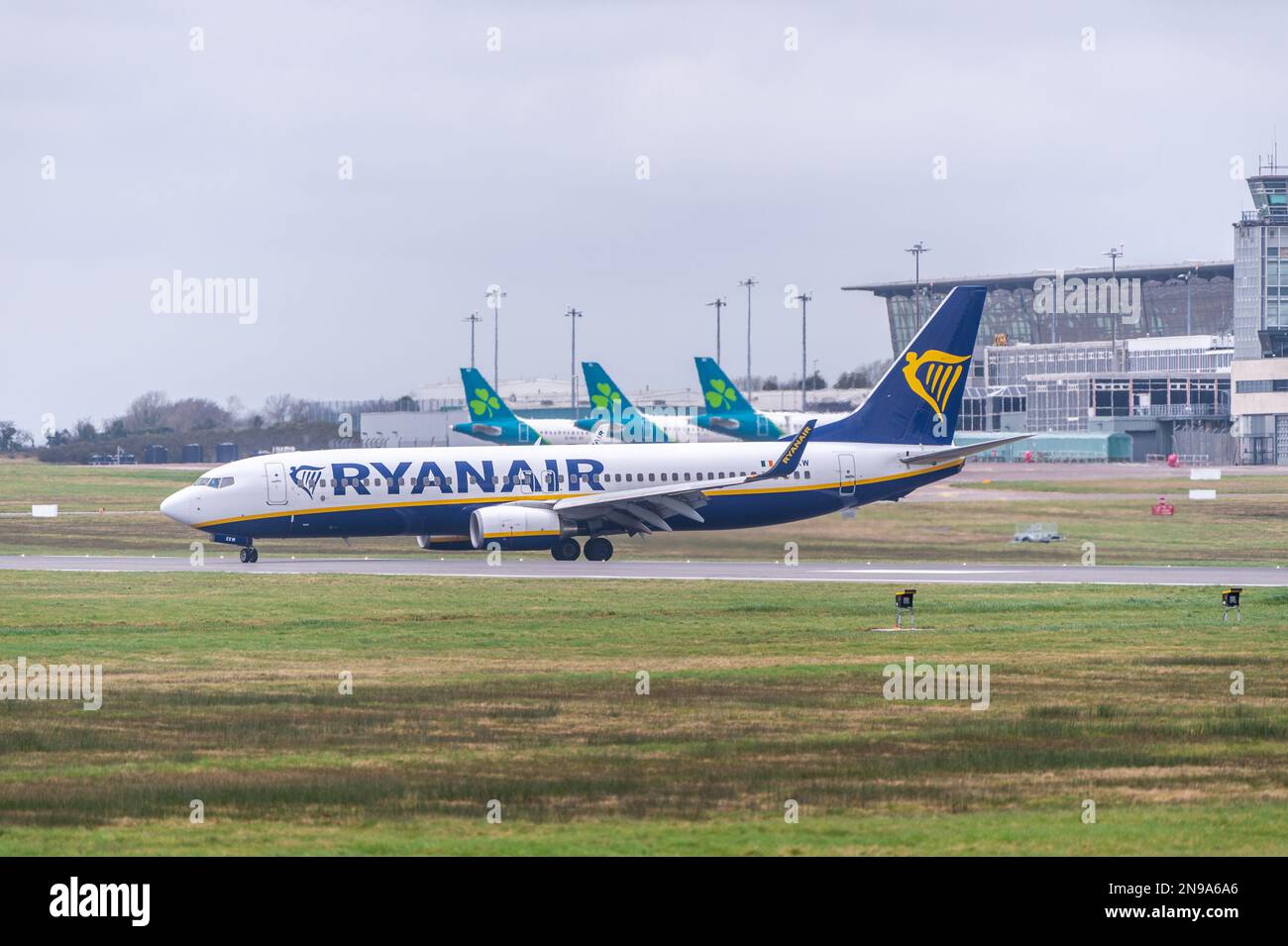 Cork, Irland. 12. Februar 2023. Ryanair Flug FR7722 von London Gatwick landet am Flughafen Cork inmitten eines Drohnenproblems auf irischen Flughäfen. Vor kurzem wurde ein Mann wegen 'Störung des Flugbetriebs' angeklagt, nachdem am 24. Januar in der Nähe des Flughafens Dublin eine Drohne geflogen wurde, wodurch der Flugbetrieb für eine halbe Stunde ausgesetzt wurde. Kredit: AG News/Alamy Live News Stockfoto