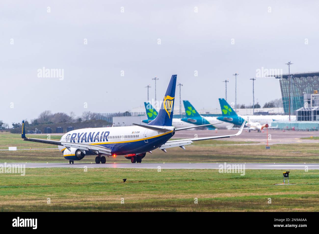 Cork, Irland. 12. Februar 2023. Ryanair Flug FR7722 von London Gatwick landet am Flughafen Cork inmitten eines Drohnenproblems auf irischen Flughäfen. Vor kurzem wurde ein Mann wegen 'Störung des Flugbetriebs' angeklagt, nachdem am 24. Januar in der Nähe des Flughafens Dublin eine Drohne geflogen wurde, wodurch der Flugbetrieb für eine halbe Stunde ausgesetzt wurde. Kredit: AG News/Alamy Live News Stockfoto