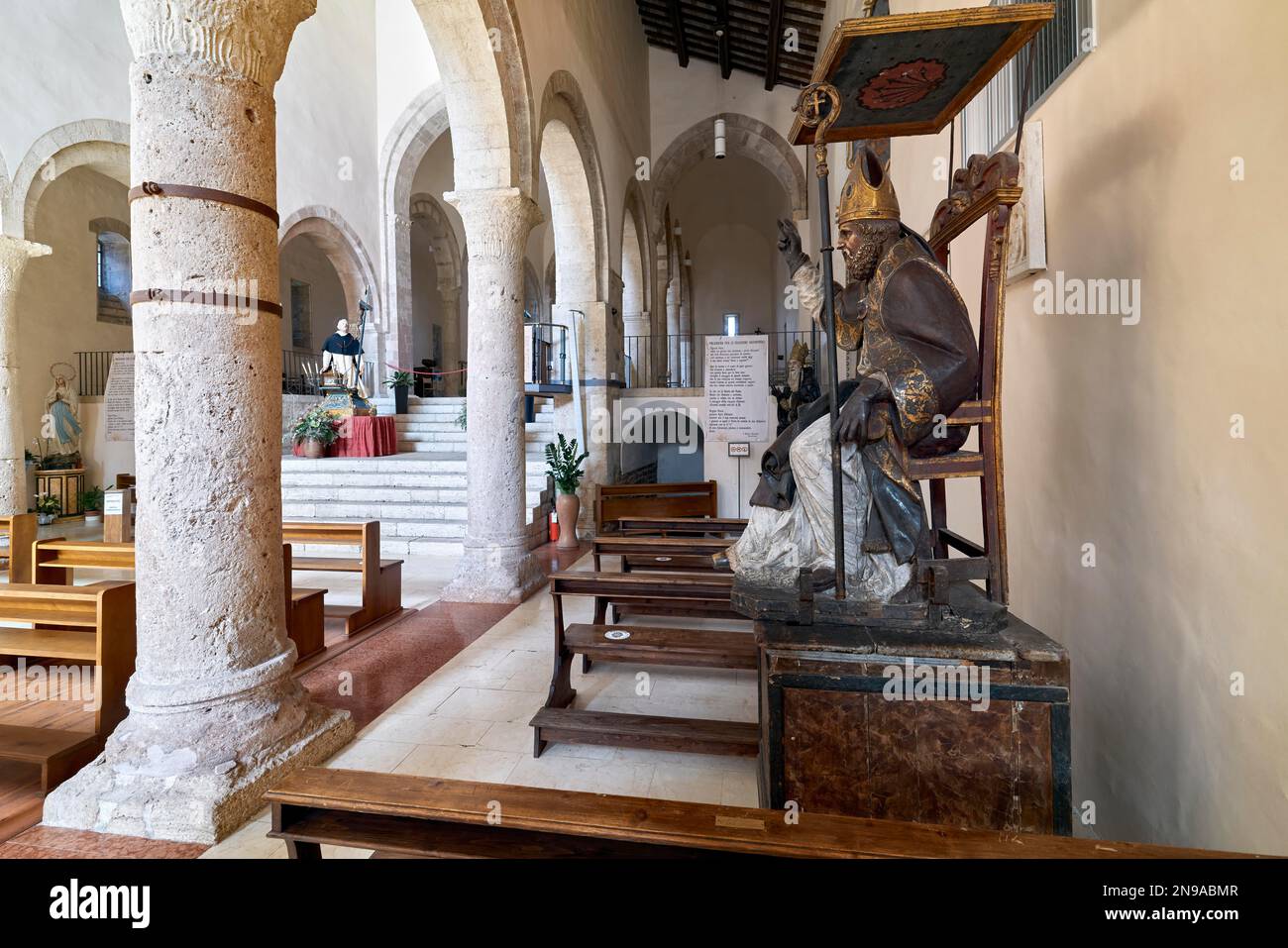 Bevagna Umbrien Italien. Kirche San Michele Arcangelo auf dem Platz San Silvestro Stockfoto