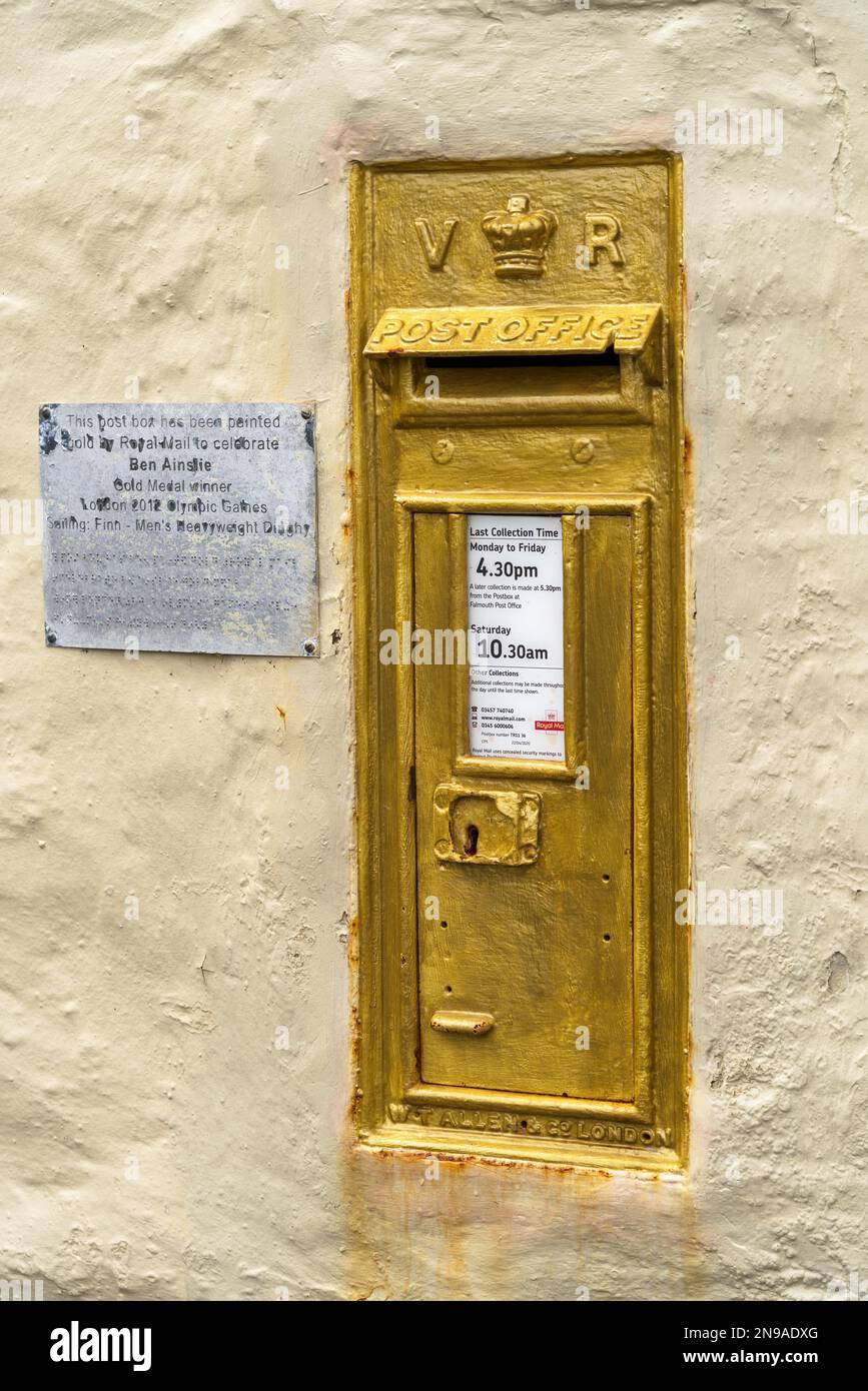 MYLOR BRIDGE, CORNWALL, UK - MAY 9 : Blick auf eine goldene Gedenkpostbox in der Nähe der Mylor Bridge, Falmouth, Cornwall am 9. Mai 2021 Stockfoto