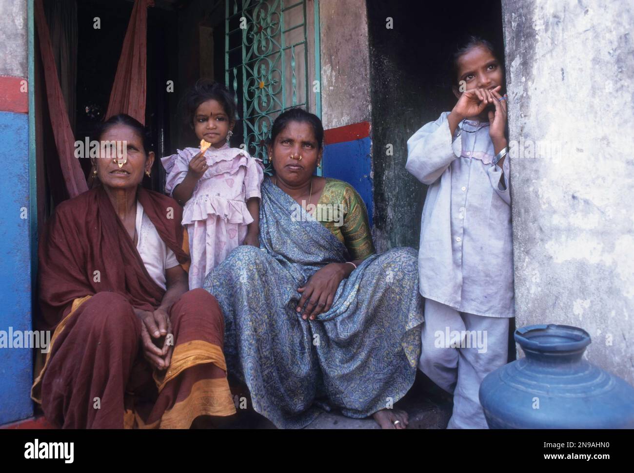 Fisher-Frauen sitzen vor dem Haus, Visakhapatnam, Andhra Pradesh, Indien Stockfoto