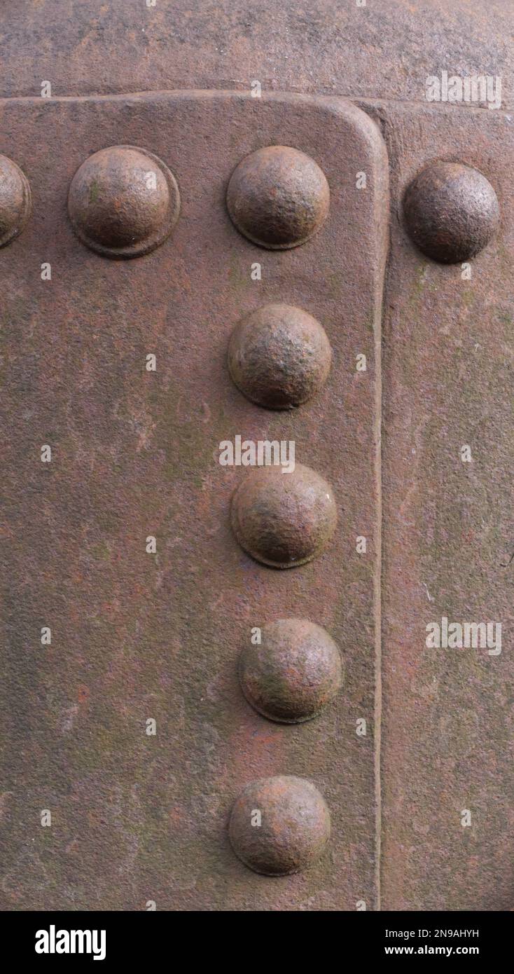 Eine Nahaufnahme von Nieten an einem alten Kessel im Black Country Living Museum, Dudley, West Midlands, England, Großbritannien. Stockfoto