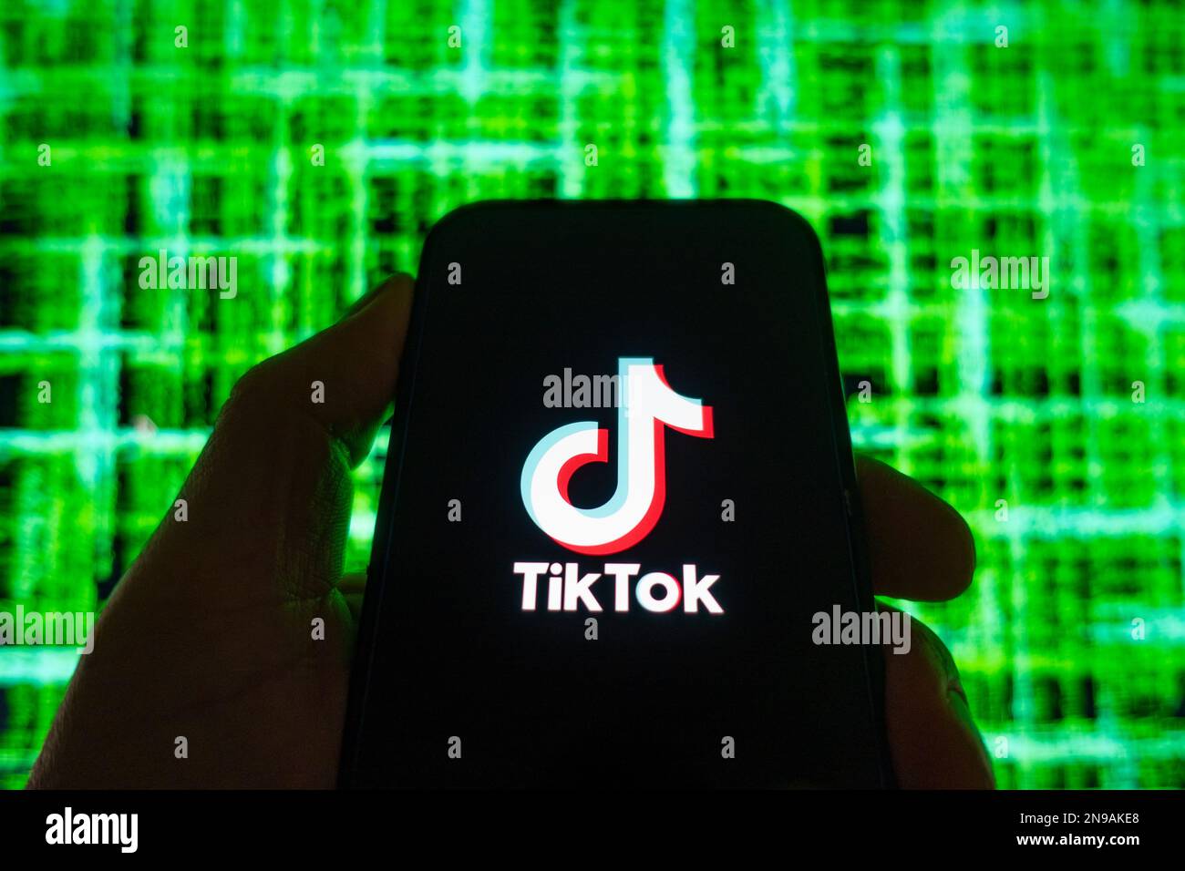 Digitales Composite-Bild des TikTok-Logos für die Social-Media-App auf dem Bildschirm des Telefons. Stockfoto