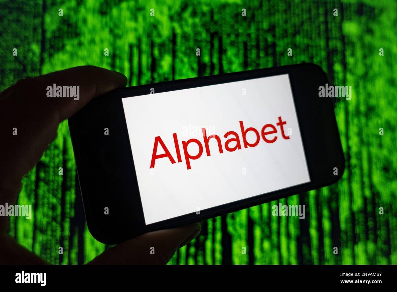 Digitales zusammengesetztes Bild des Google Alphabet-Logos auf dem Bildschirm des Telefons. Stockfoto