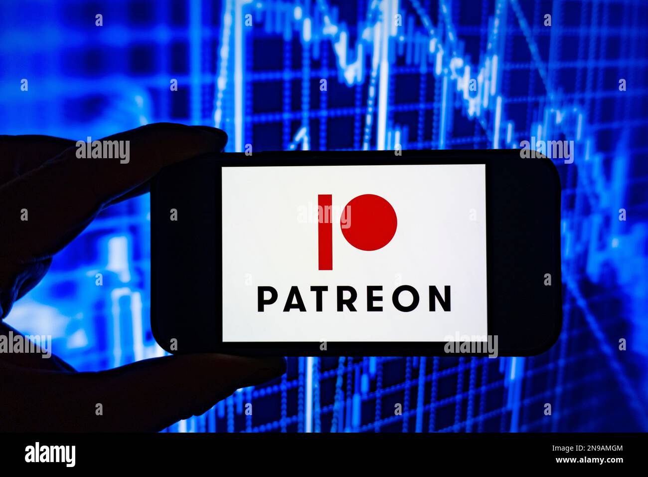 Digitales Composite-Bild des Patreon-Logos auf dem Bildschirm des Telefons. Stockfoto