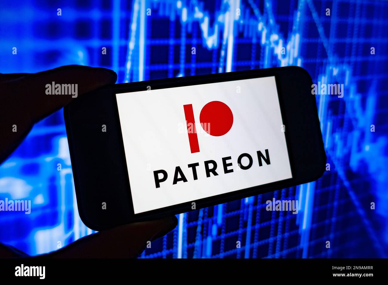 Digitales Composite-Bild des Patreon-Logos auf dem Bildschirm des Telefons. Stockfoto