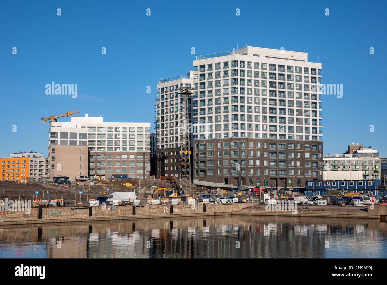 Neu gebaute Wohngebäude am alten Hafenbecken in Jätkäsaari oder im Bezirk Länsisatama in Helsinki, Finnland Stockfoto