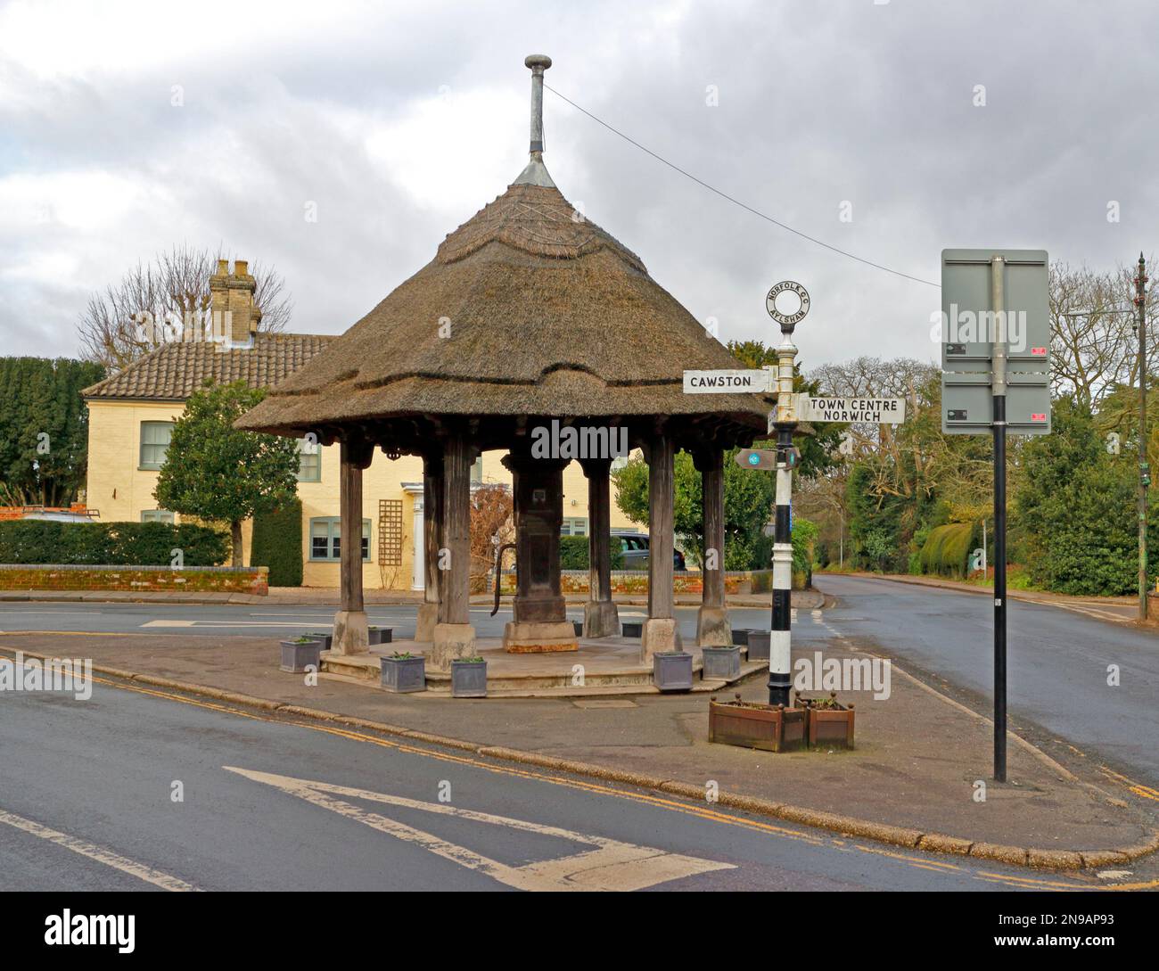 Eine Wasserpumpe mit Strohdach an der Carr's Corner in der Nähe des Market Place in der Stadt Aylsham, Norfolk, England, Großbritannien. Stockfoto