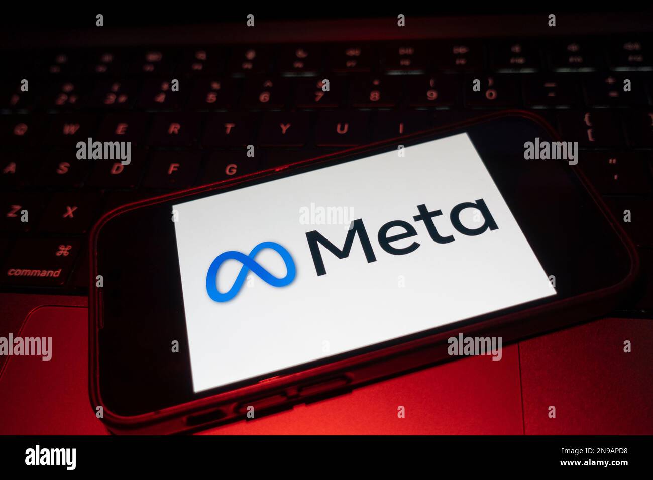 Digitales Composite-Bild des Facebook Meta-Logos auf dem Bildschirm des Telefons. Stockfoto