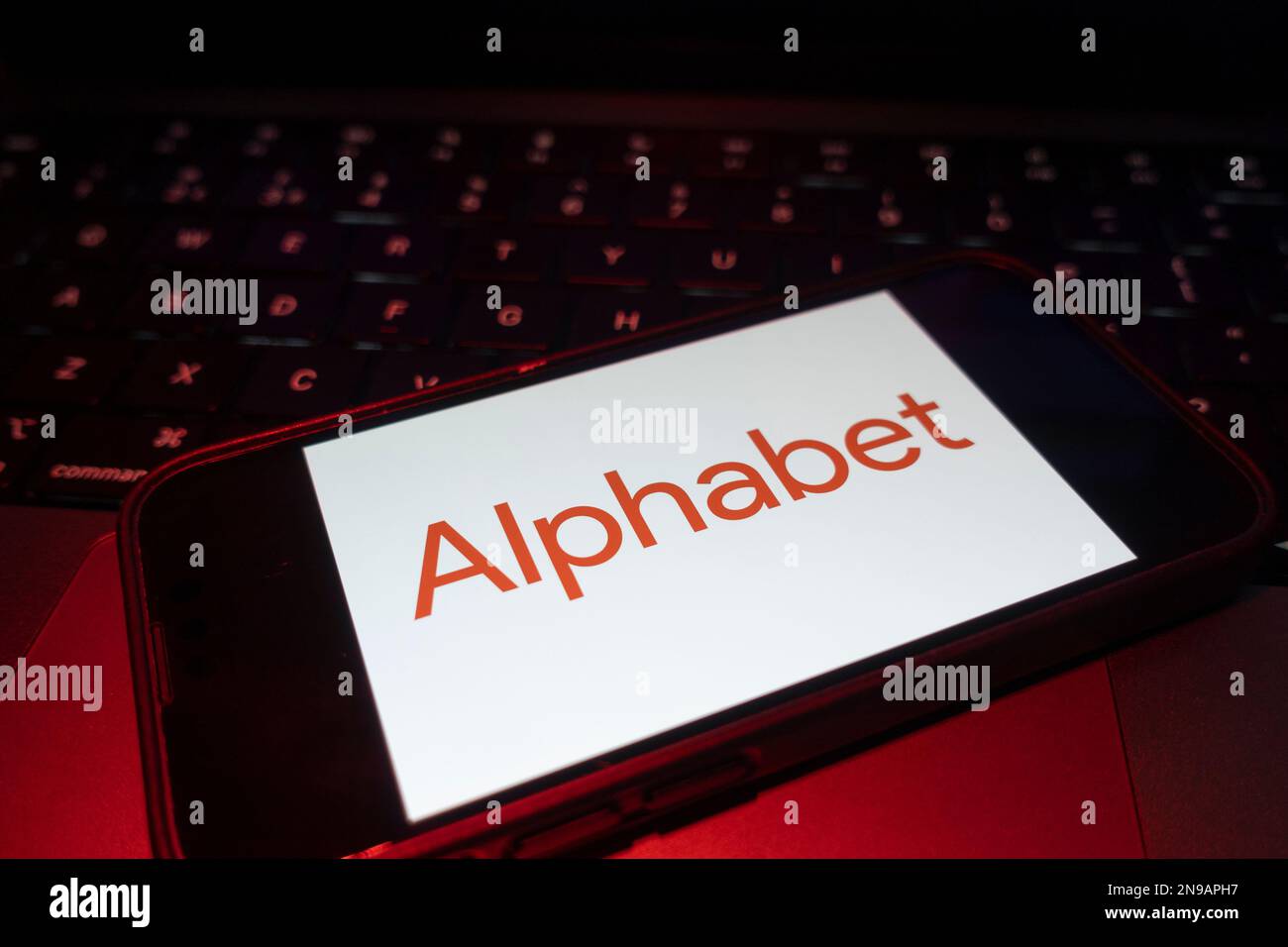 Digitales zusammengesetztes Bild des Google Alphabet-Logos auf dem Bildschirm des Telefons. Stockfoto