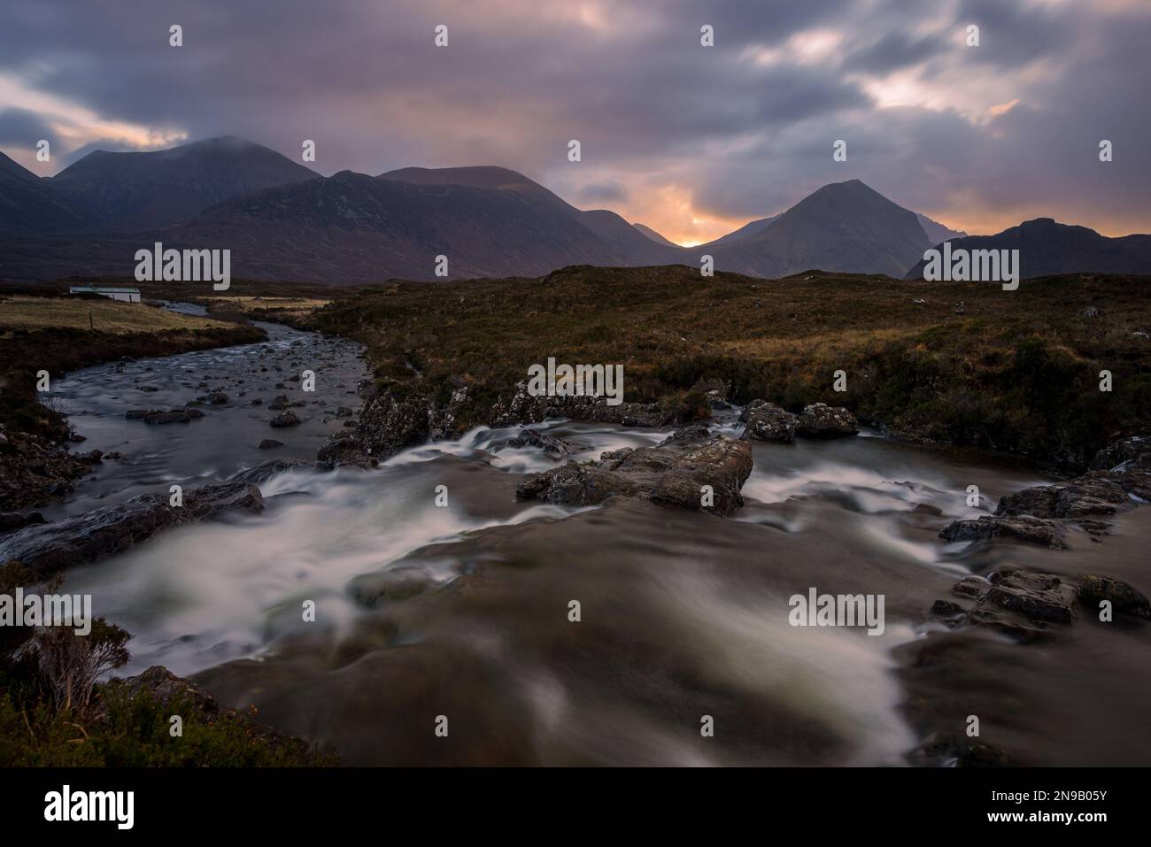 Sligachan-Wasserfall und Cuillin-Gebirge Stockfoto