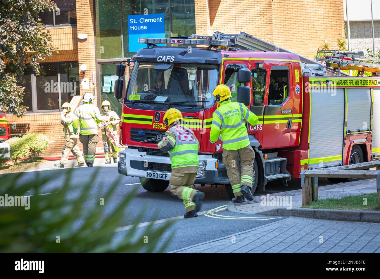 Hampshire Fire and Rescue Service bei einem Dachbrand in Basingstoke, Hampshire, England, Großbritannien Stockfoto