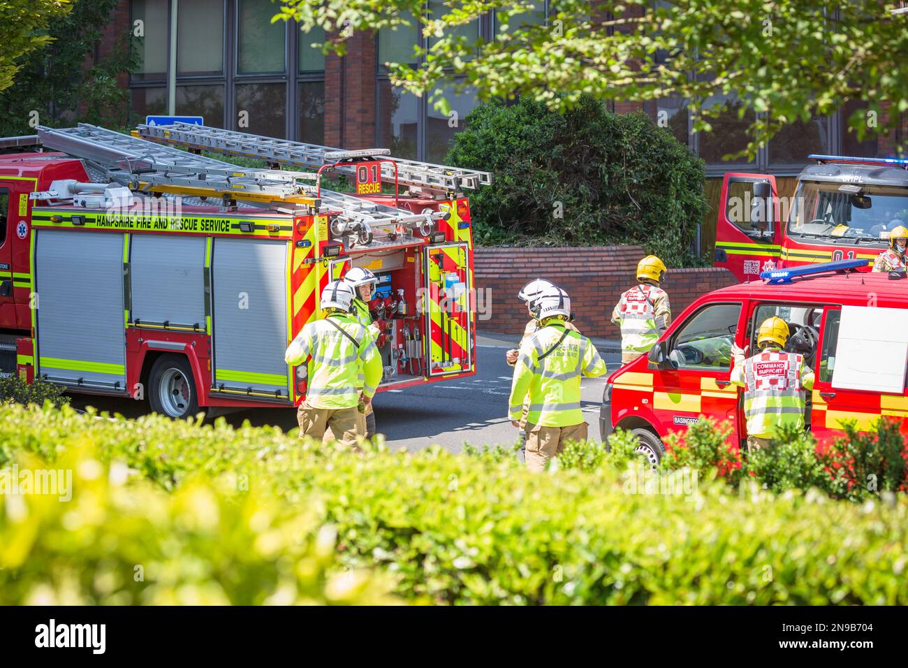 Hampshire Fire and Rescue Service bei einem Dachbrand in Basingstoke, Hampshire, England, Großbritannien Stockfoto