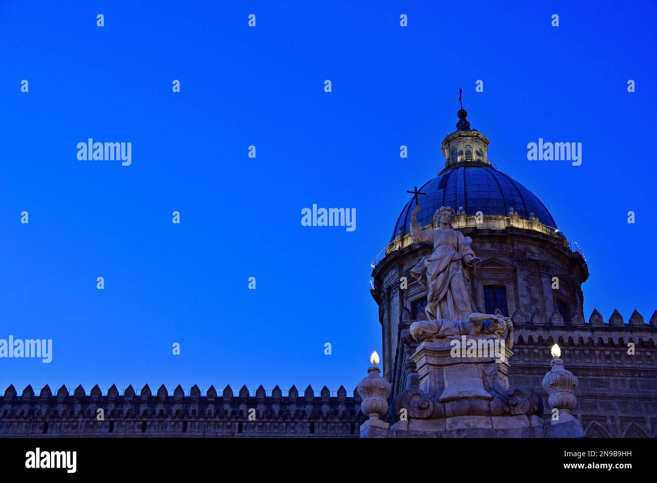 Nächtlicher Blick auf die Kuppel der Kathedrale von Palermo, Sizilien Stockfoto