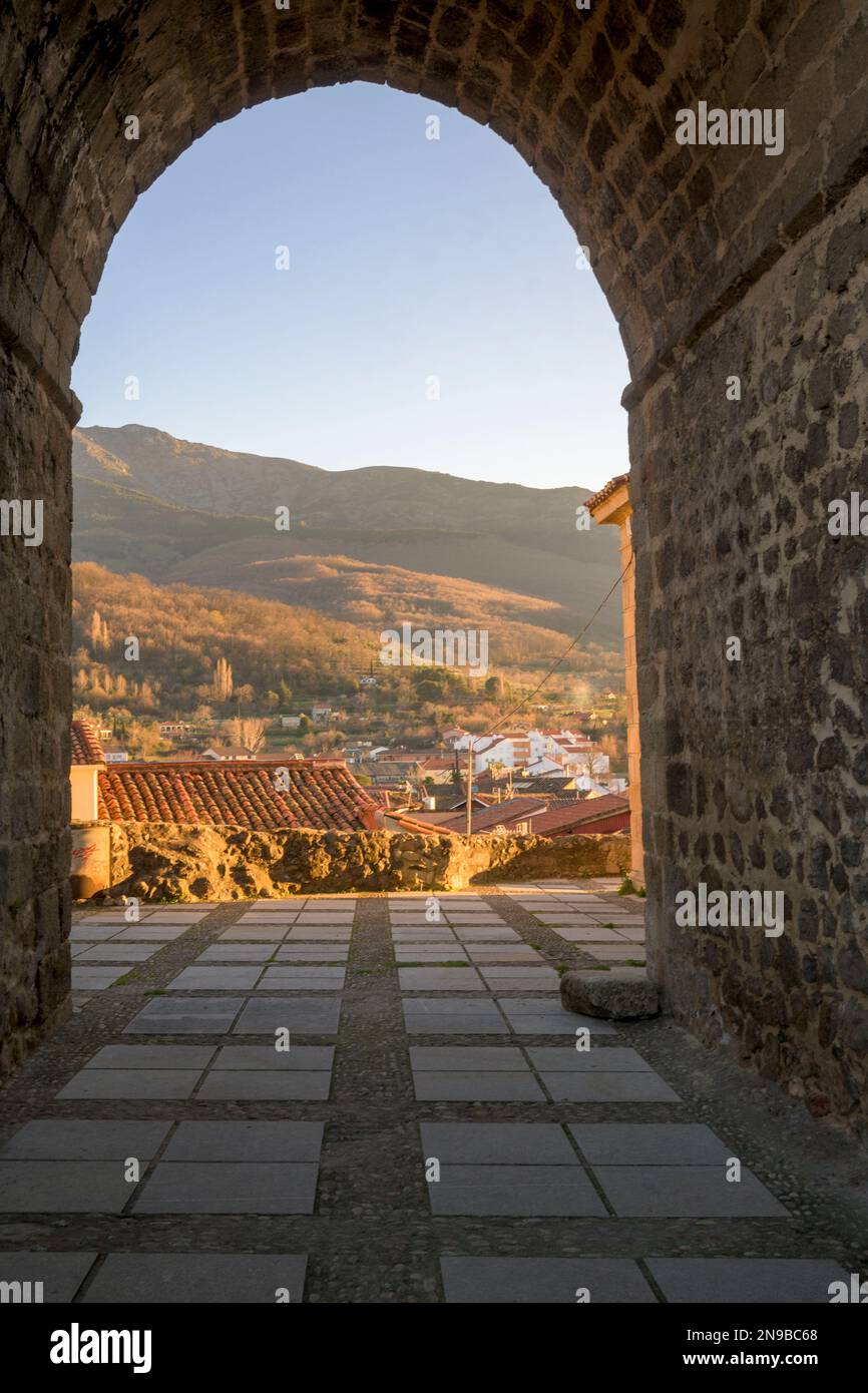 Steinbogenkirche Santa Maria im Porträt mit Landschaft im Hintergrund des Berges Hervas Stockfoto
