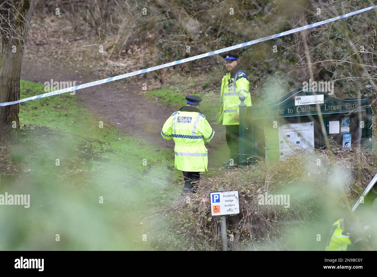 Polizisten aus der Gemeinde am Tatort in Culcheth Linear Park in Warrington, Cheshire, nachdem ein Teenager mit schweren Verletzungen tot im Park aufgefunden wurde. Cheshire Constabulary sagte, dass Beamte gegen 3,13pm Uhr am Samstag in den Park gerufen wurden, nachdem sie über das Mädchen berichtet hatten. Der Rettungsdienst war anwesend, aber der Teenager wurde am Tatort für tot erklärt. Foto: Sonntag, 12. Februar 2023. Stockfoto