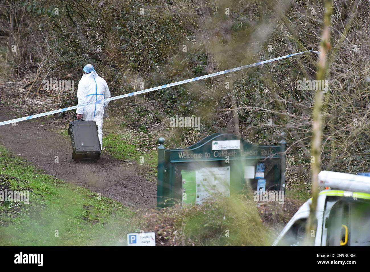 Ein forensischer Polizist am Tatort in Culcheth Linear Park in Warrington, Cheshire, nachdem ein Mädchen im Teenageralter mit schweren Verletzungen tot im Park aufgefunden wurde. Cheshire Constabulary sagte, dass Beamte gegen 3,13pm Uhr am Samstag in den Park gerufen wurden, nachdem sie über das Mädchen berichtet hatten. Der Rettungsdienst war anwesend, aber der Teenager wurde am Tatort für tot erklärt. Foto: Sonntag, 12. Februar 2023. Stockfoto