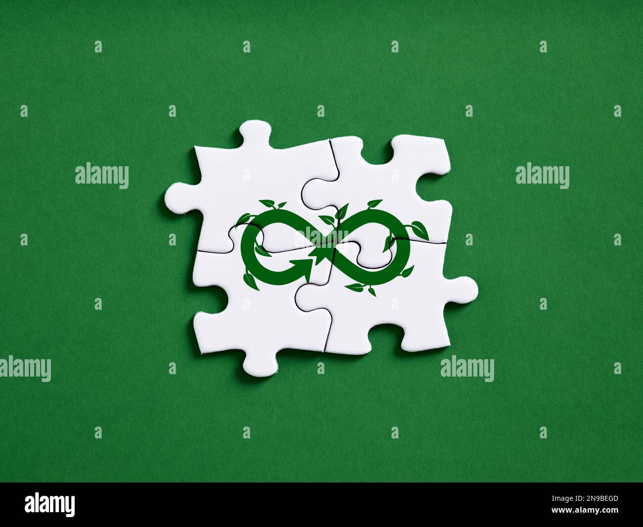 Kreislaufwirtschaftskonzept für künftiges Unternehmenswachstum und ökologische Nachhaltigkeit. Verringerung der Umweltverschmutzung für künftiges Wachstum von Unternehmen und Umwelt Stockfoto